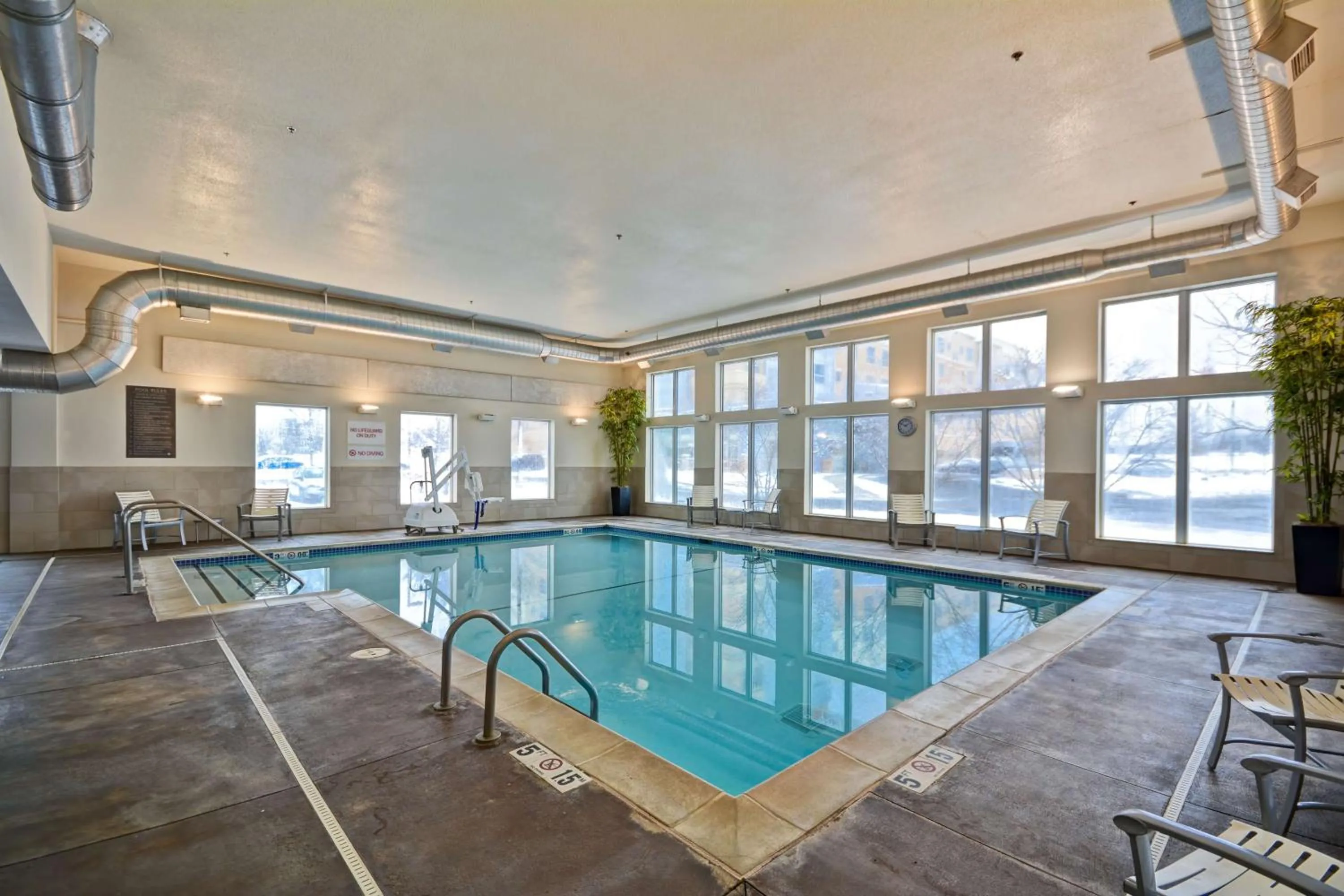 Swimming pool in Hyatt Place Chicago/Naperville/Warrenville