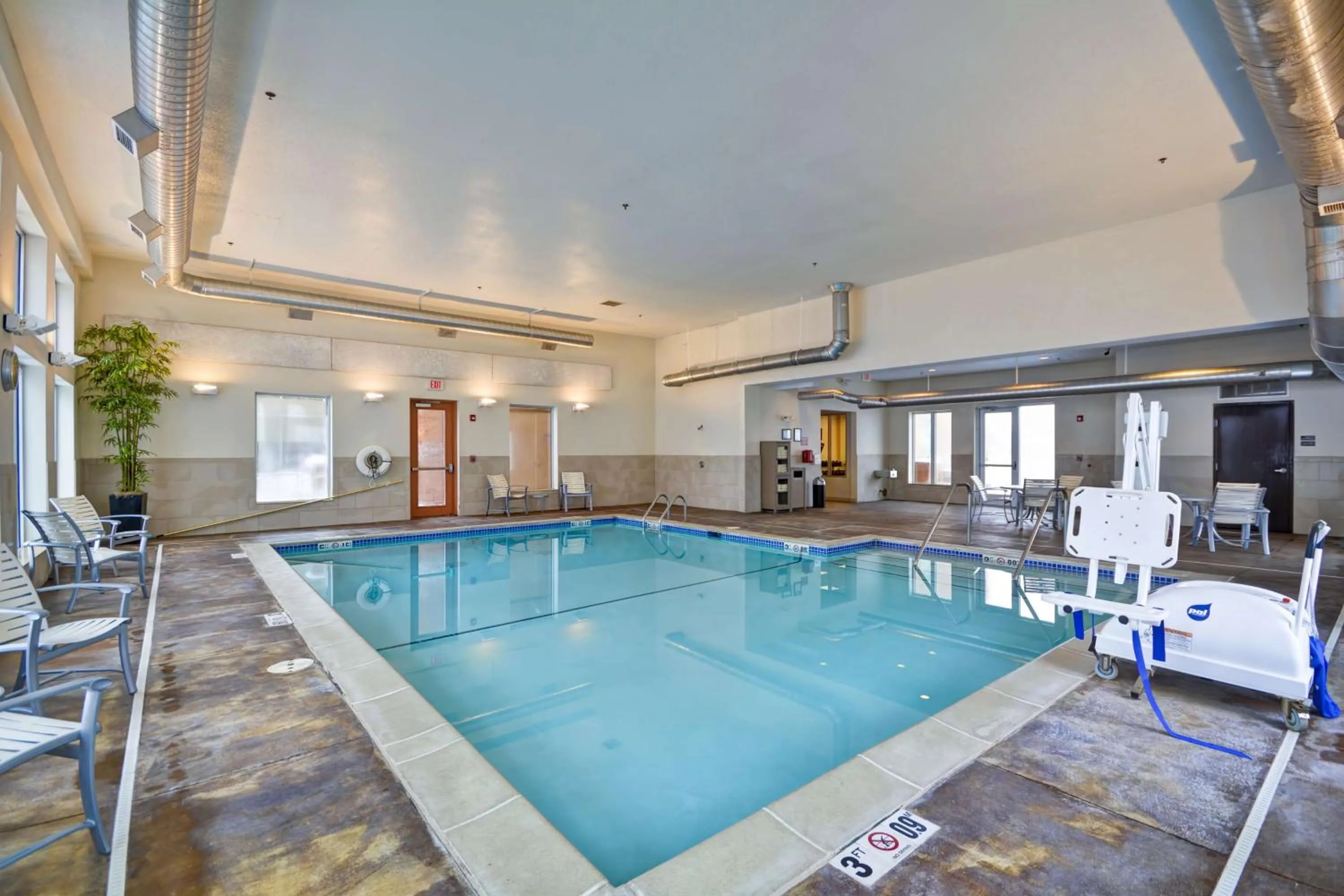 Swimming pool in Hyatt Place Chicago/Naperville/Warrenville