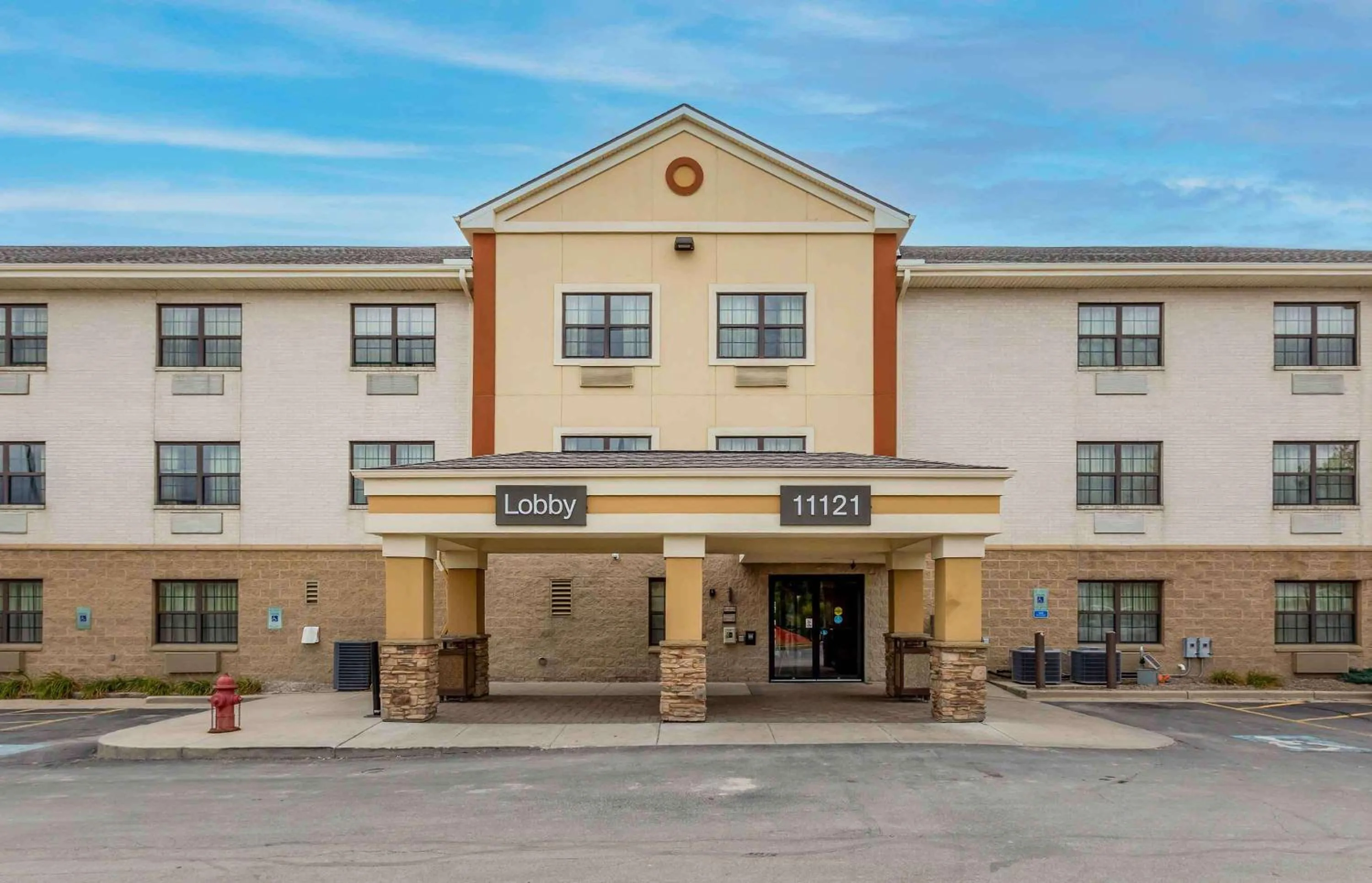 Property building in Extended Stay America Select Suites - Milwaukee - Wauwatosa