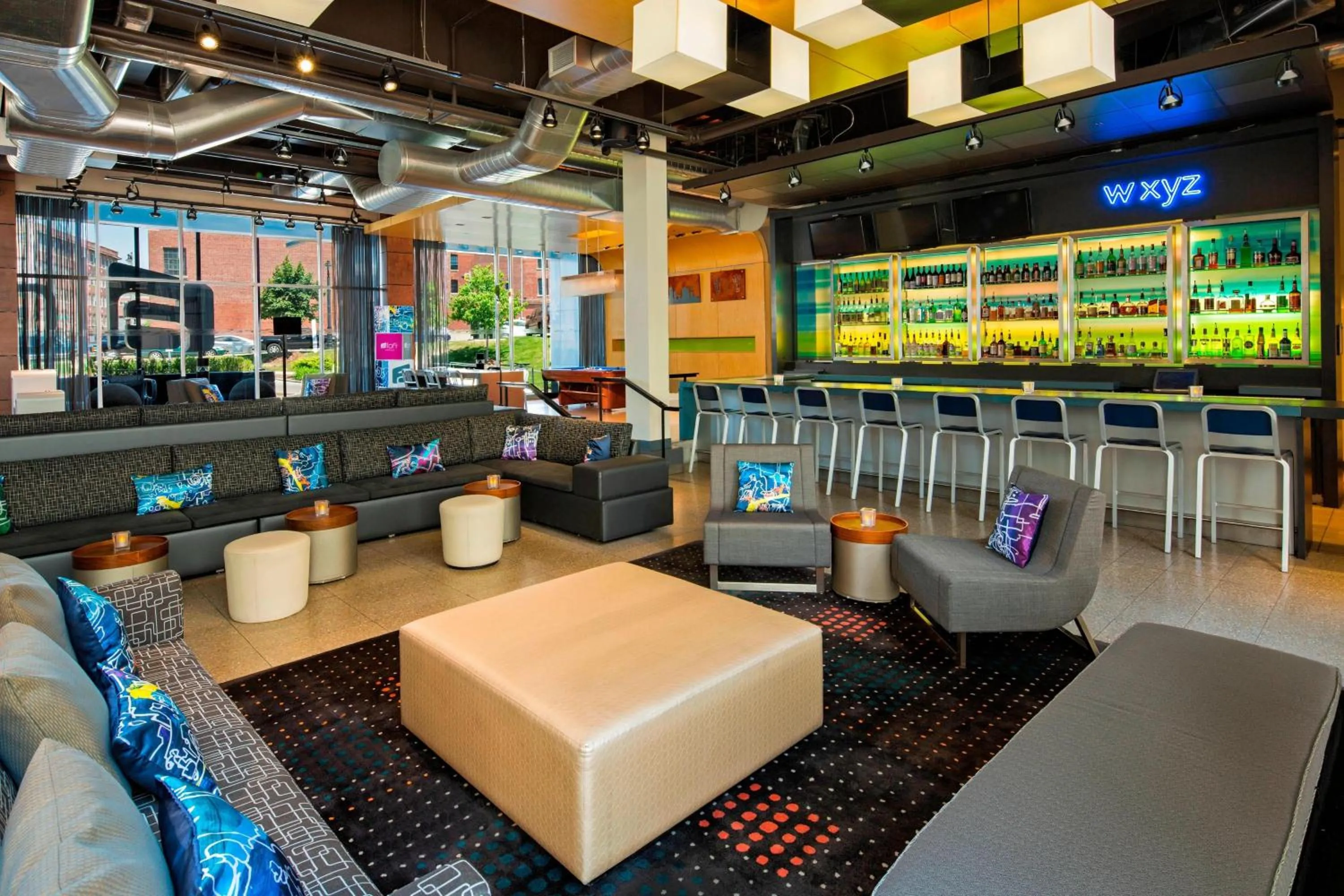 Lounge or bar in aloft Hotel Milwaukee Downtown
