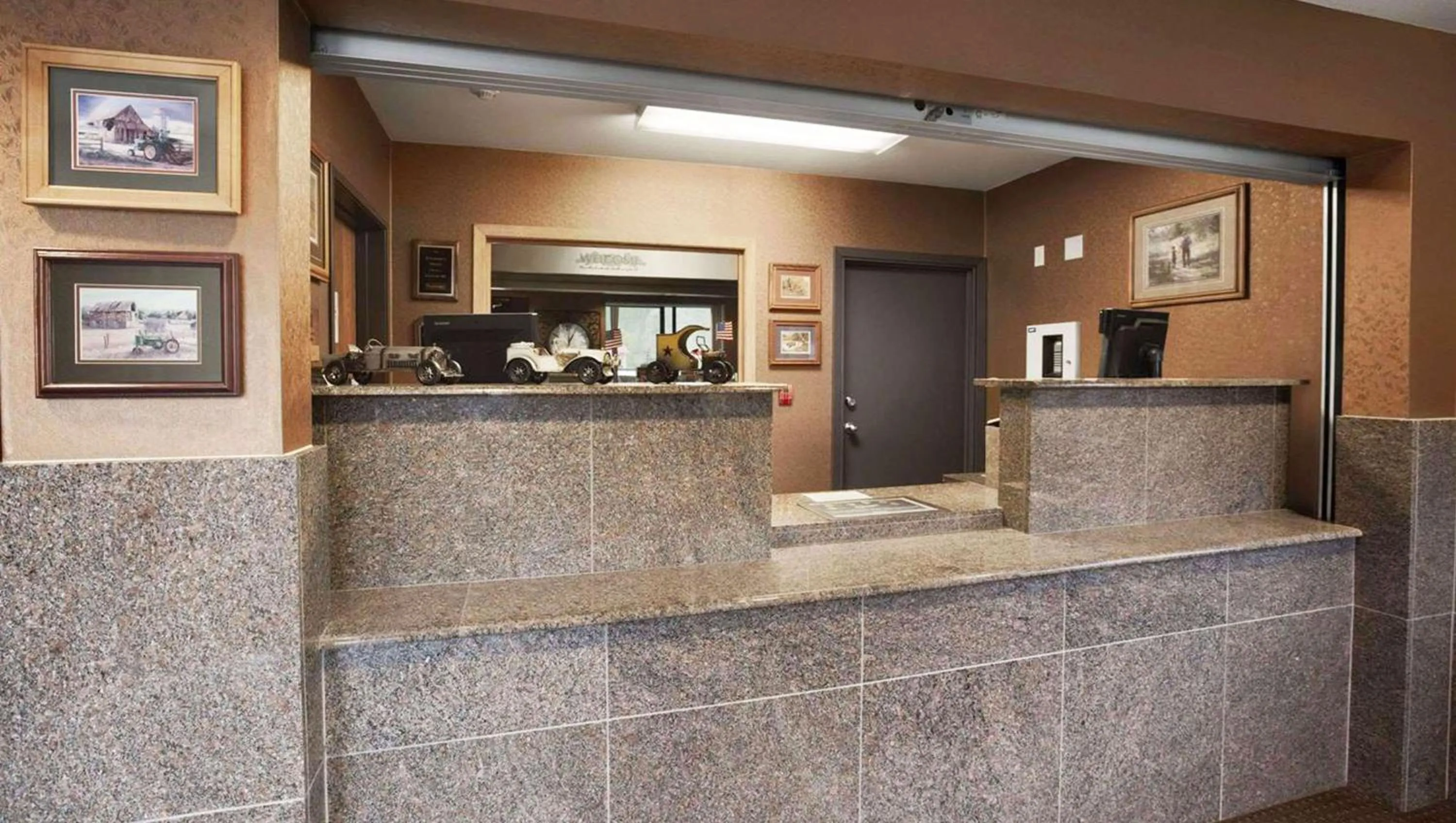 Logo/Certificate/Sign in Magnuson Grand Rushmore View