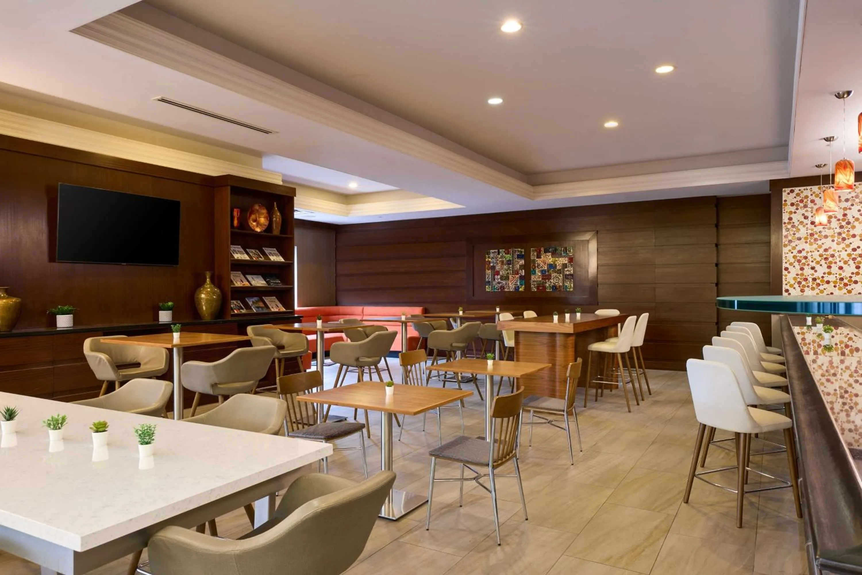 Restaurant/places to eat in DoubleTree by Hilton Minneapolis Airport, MN