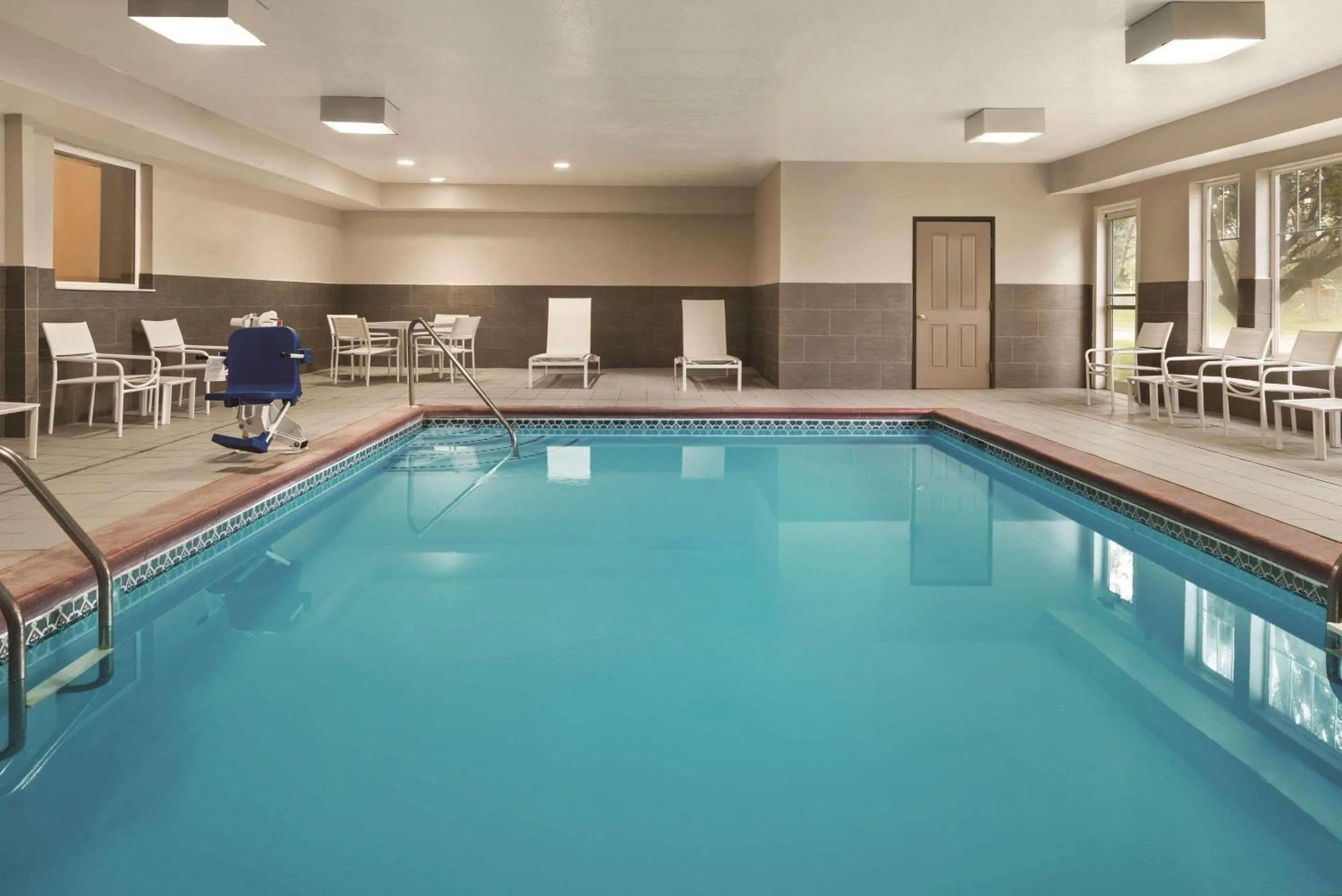 Swimming pool in Country Inn & Suites by Radisson, Indianapolis South, IN