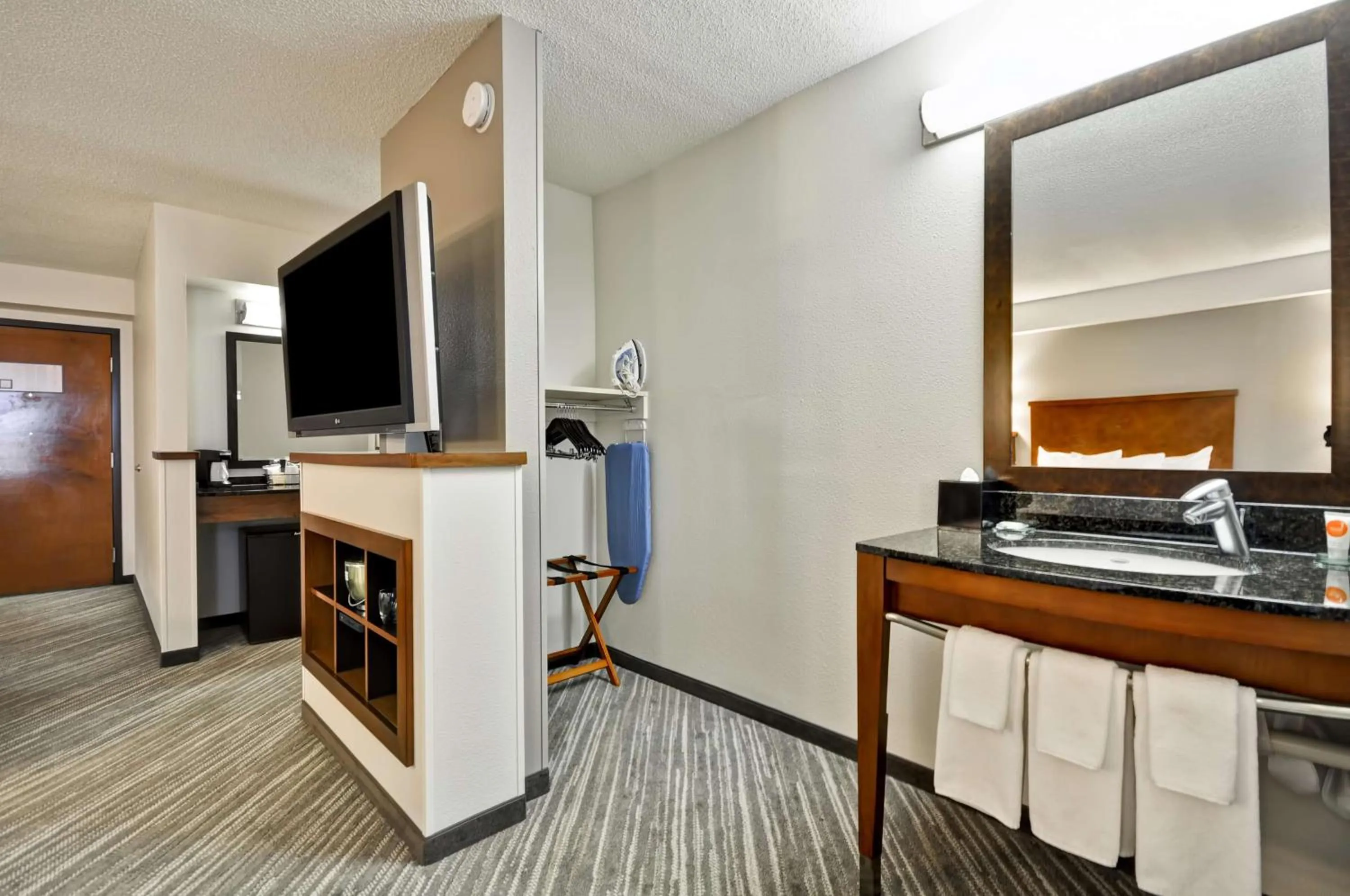 Photo of the whole room in Hyatt Place Minneapolis Airport South