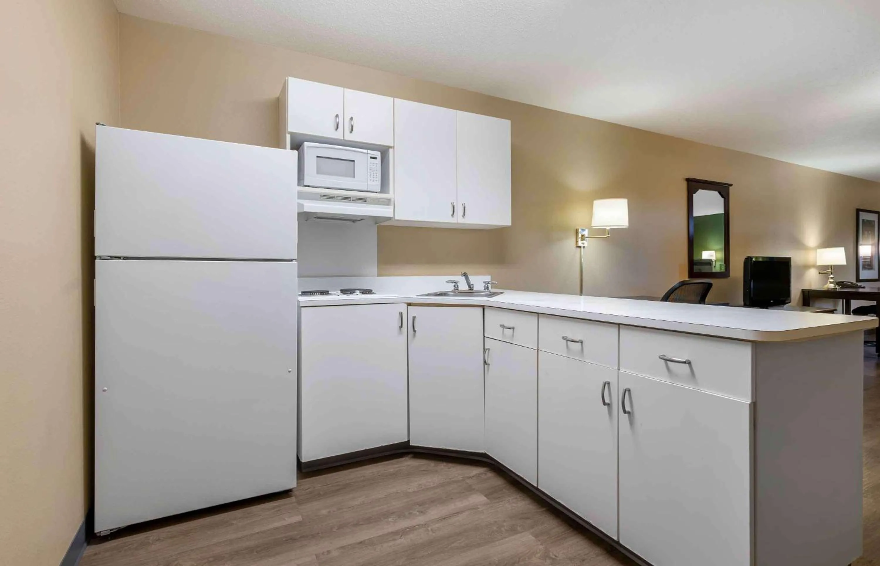 Kitchen or kitchenette in Extended Stay America Suites - Chicago - Buffalo Grove - Deerfield