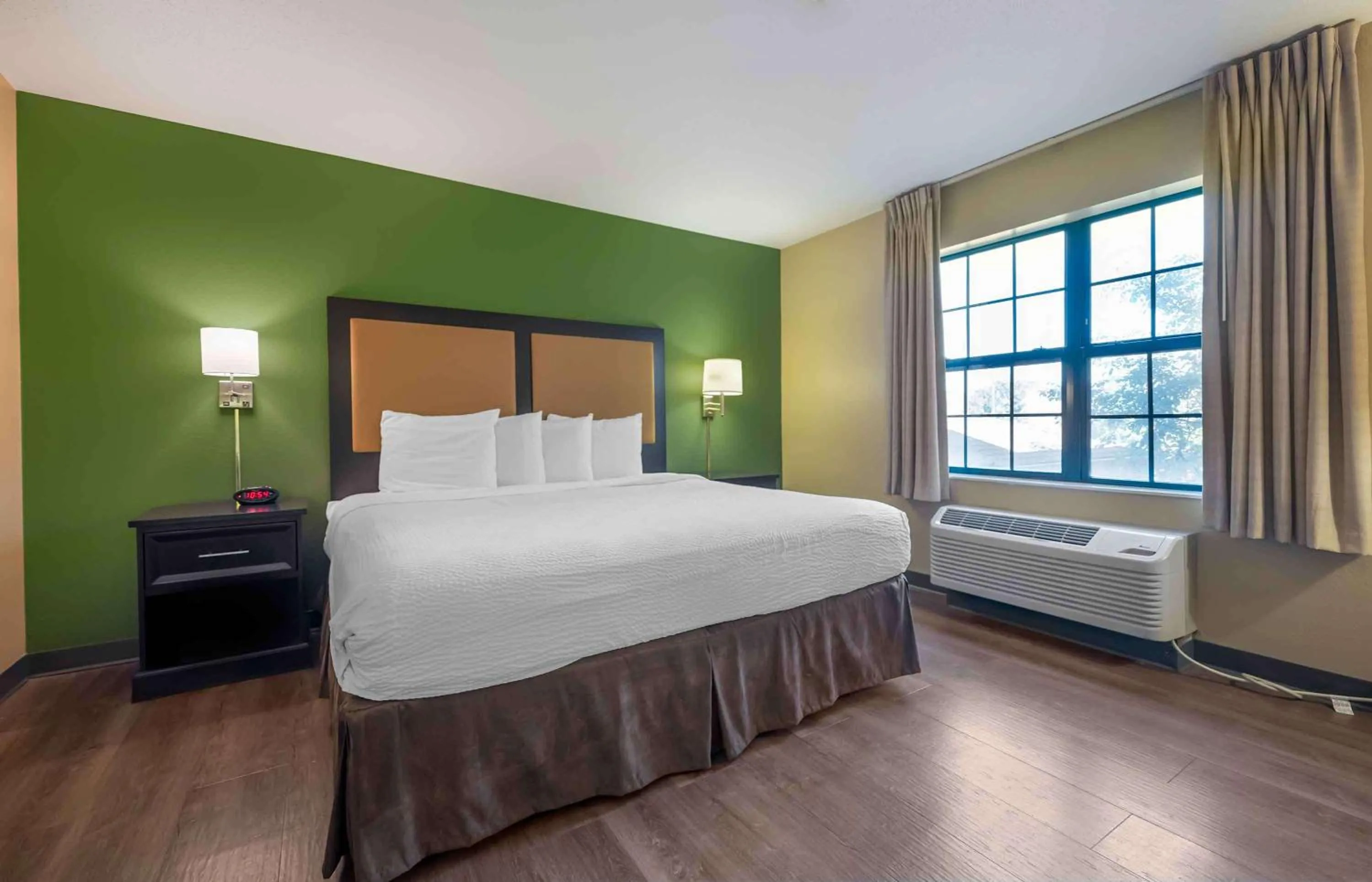 Bedroom, Bed in Extended Stay America Suites - Chicago - Buffalo Grove - Deerfield