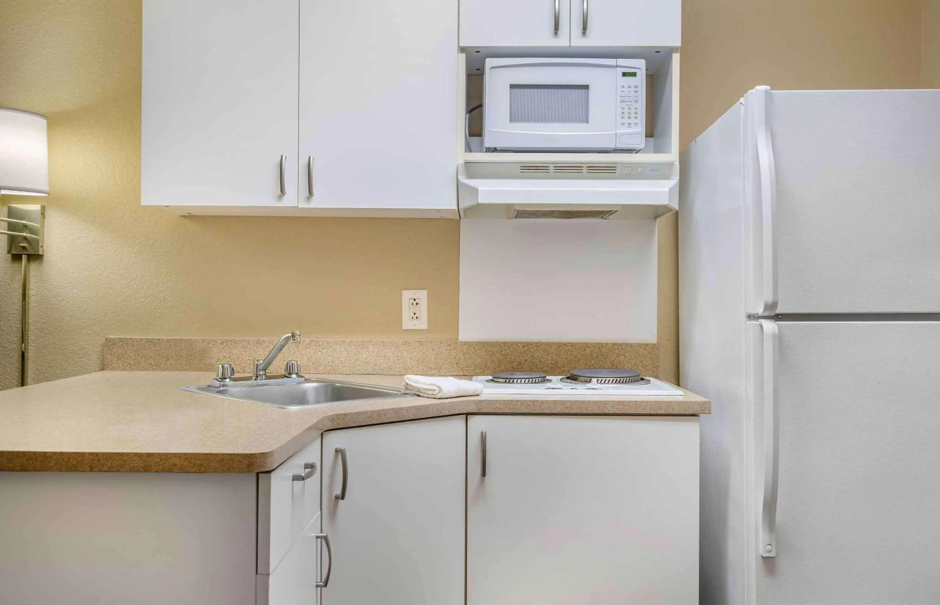 Kitchen or kitchenette in Extended Stay America Suites - Chicago - Buffalo Grove - Deerfield