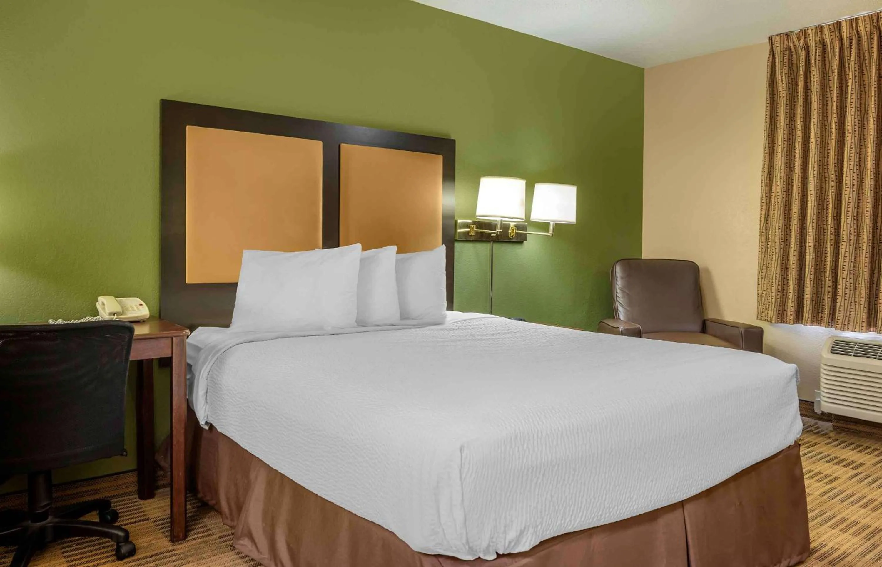Bedroom, Bed in Extended Stay America Suites - Chicago - Buffalo Grove - Deerfield