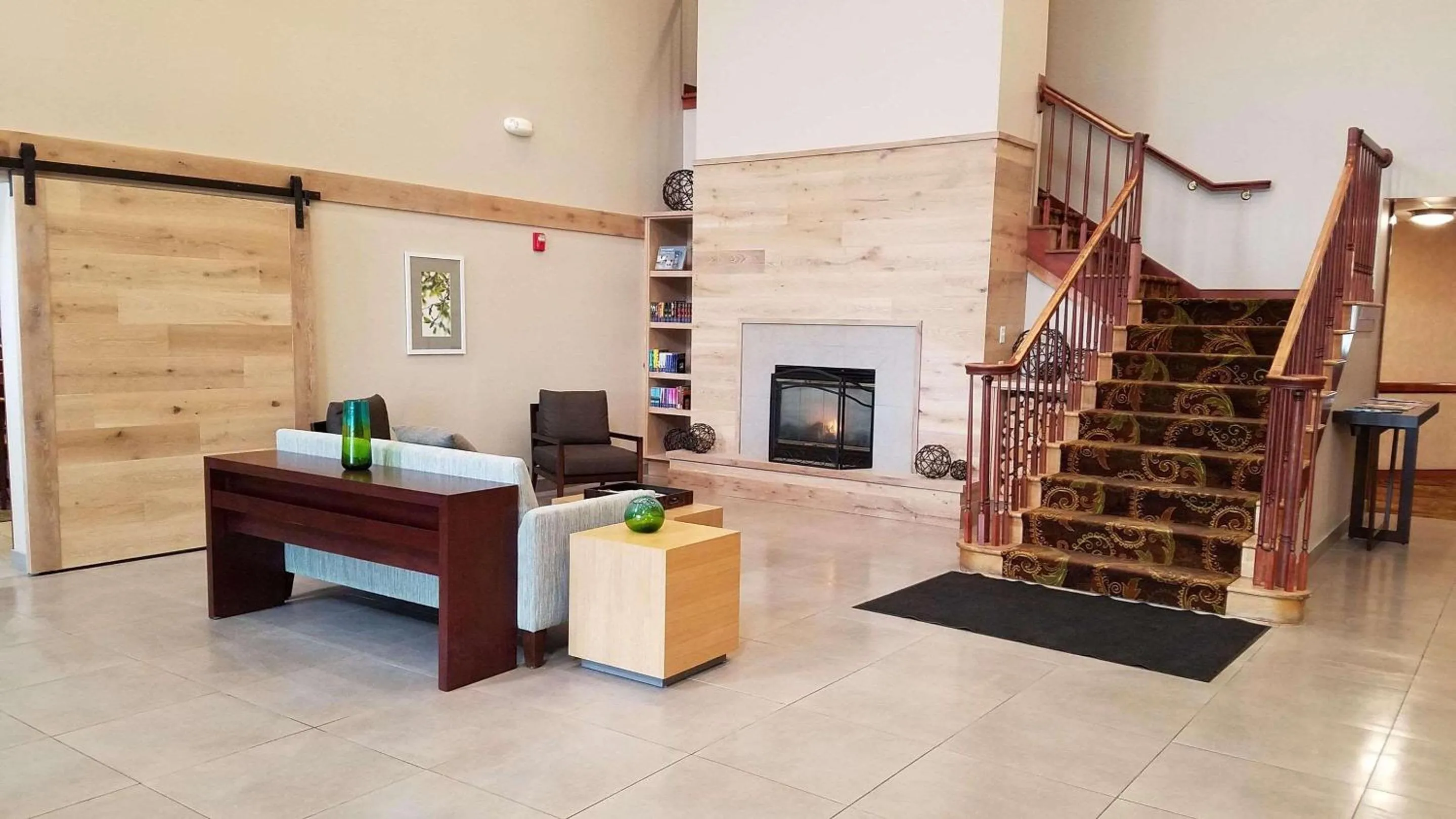 Lobby or reception in Country Inn & Suites by Radisson, Milwaukee West Brookfield , WI