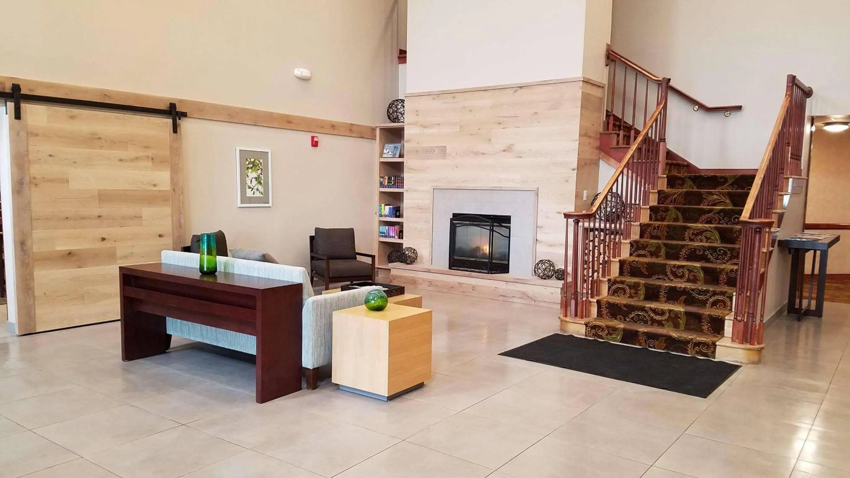 Lobby or reception in Country Inn & Suites by Radisson, Milwaukee West Brookfield , WI