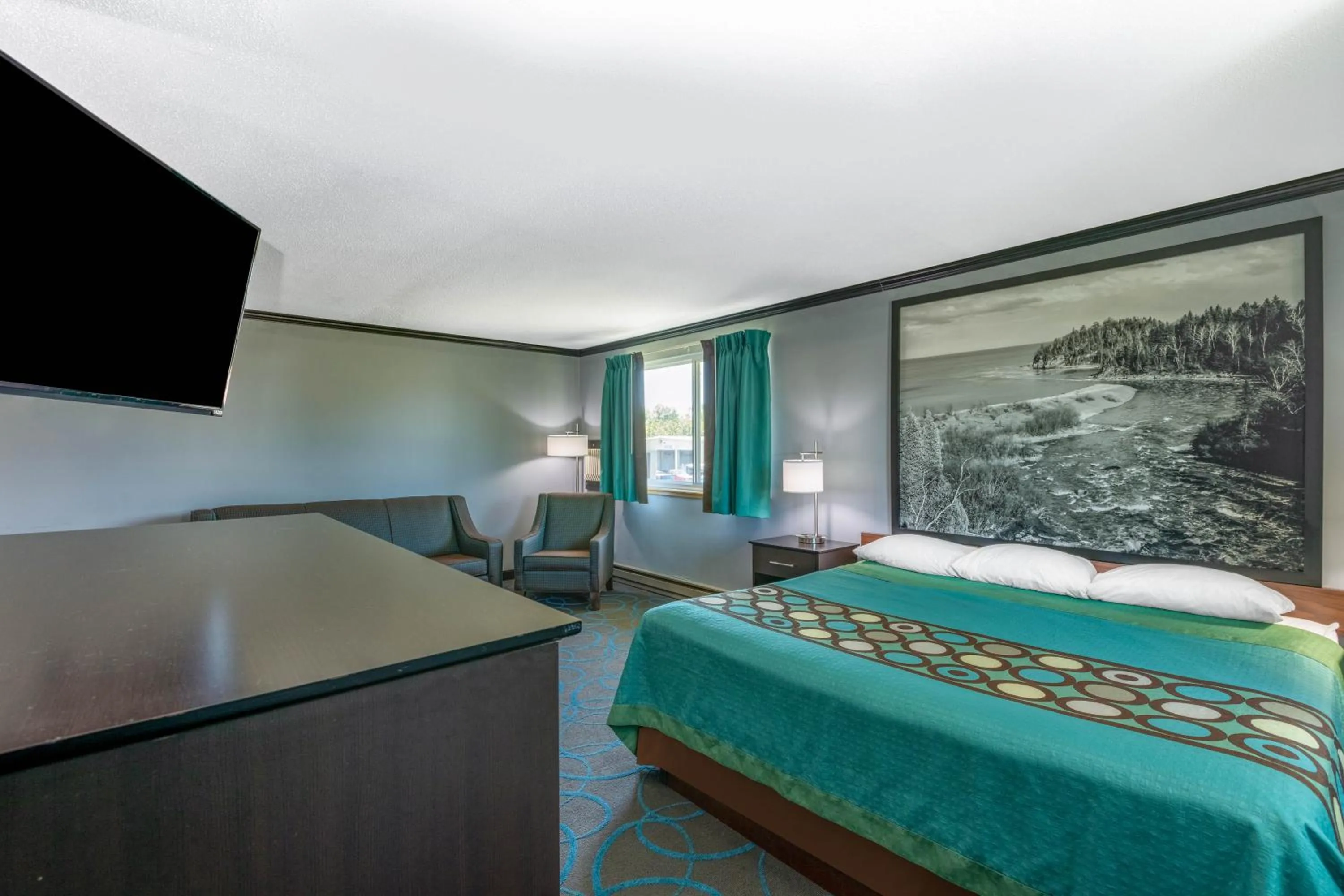 Photo of the whole room, Bed in Super 8 by Wyndham Duluth