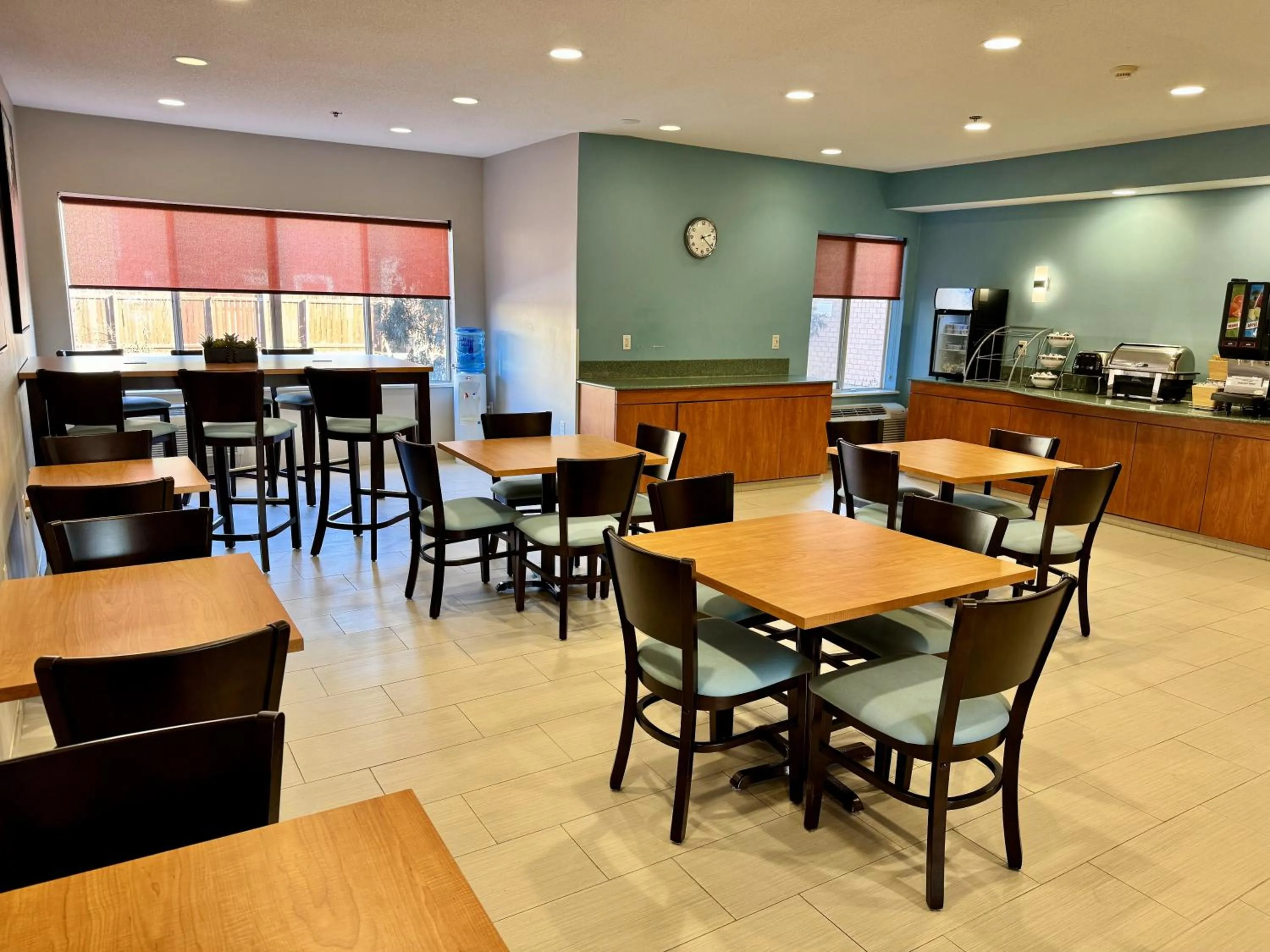 Buffet breakfast in Days Inn & Suites by Wyndham Madison