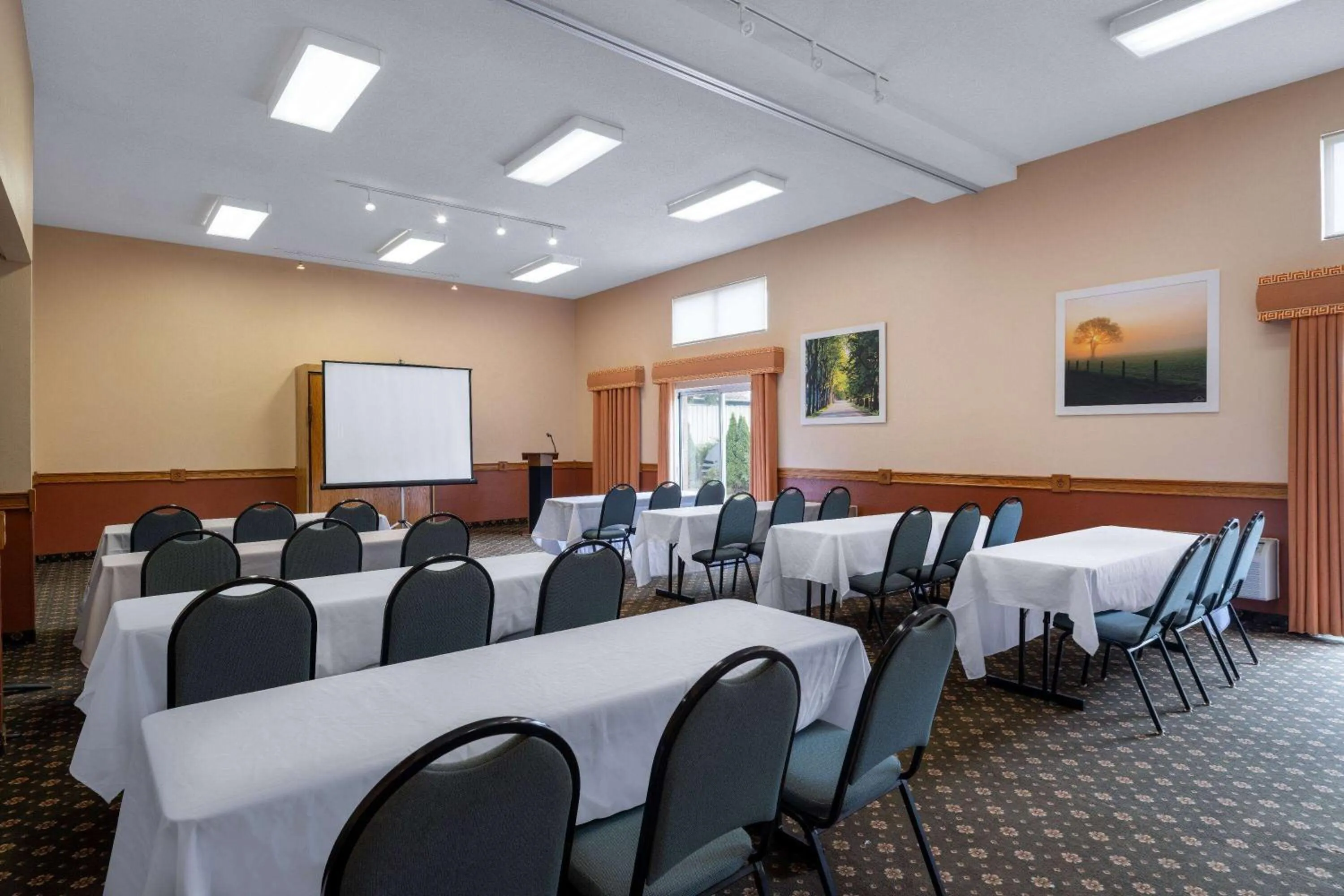 Meeting/conference room in Days Inn & Suites by Wyndham Madison
