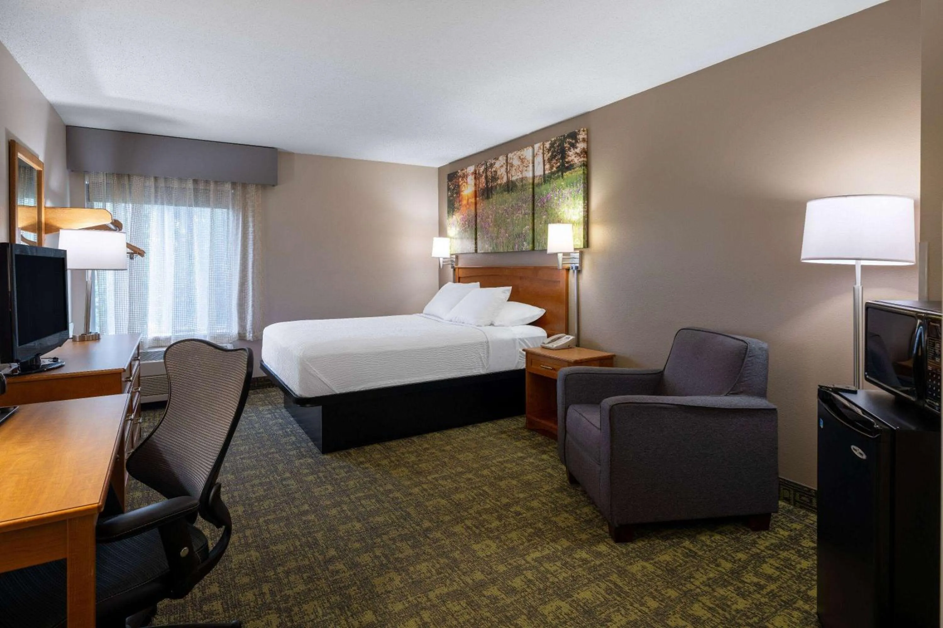 Photo of the whole room, Bed in Days Inn & Suites by Wyndham Madison