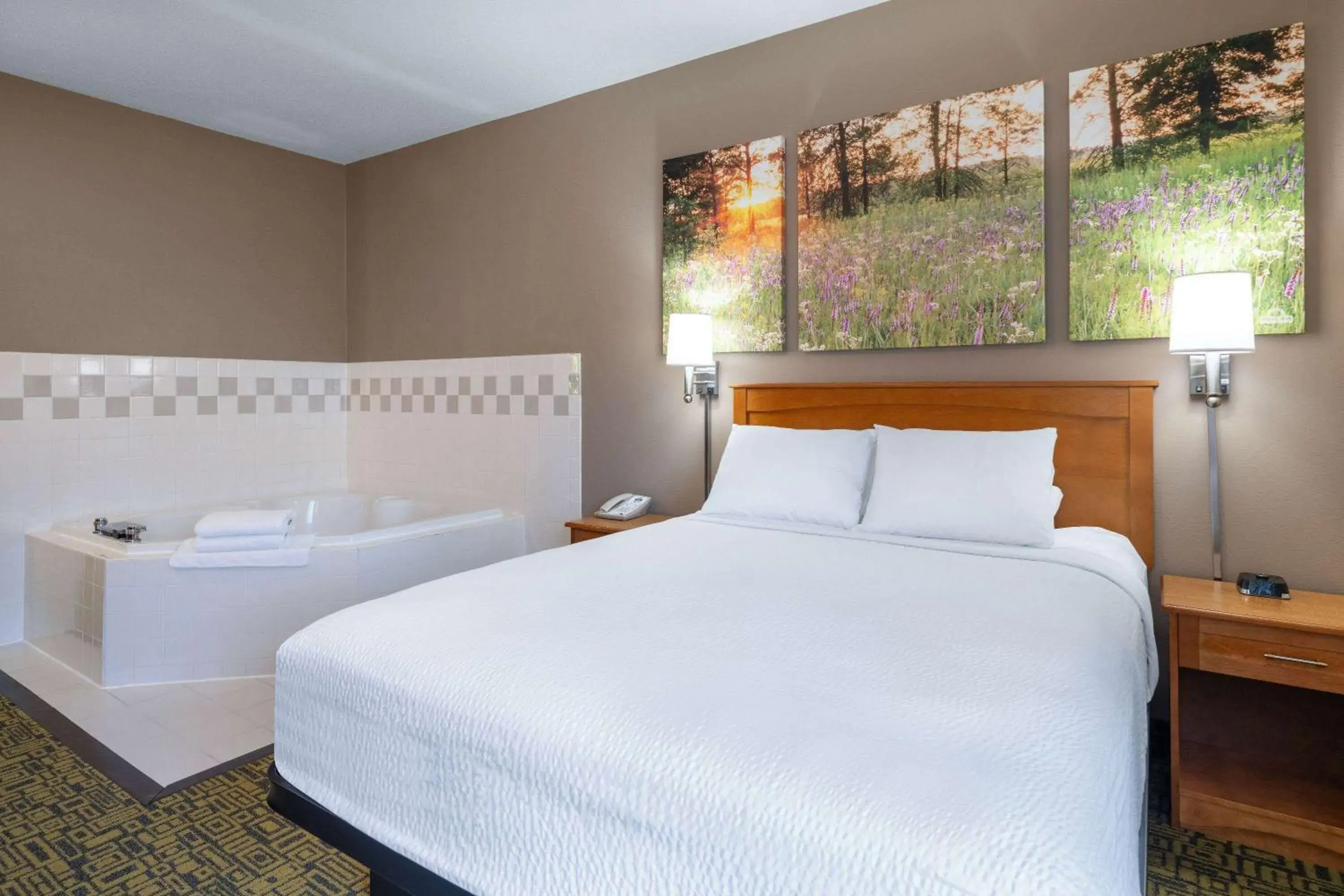 Queen Suite with Spa Bath in Days Inn & Suites by Wyndham Madison Queen Suite with Spa Bath in Days Inn & Suites by Wyndham Madison