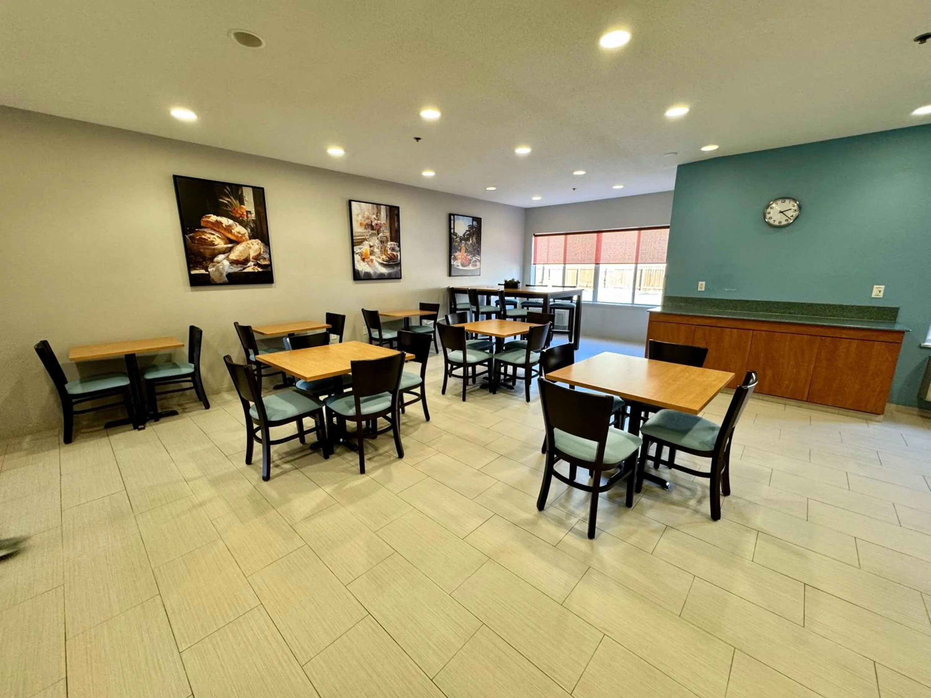 Breakfast in Days Inn & Suites by Wyndham Madison