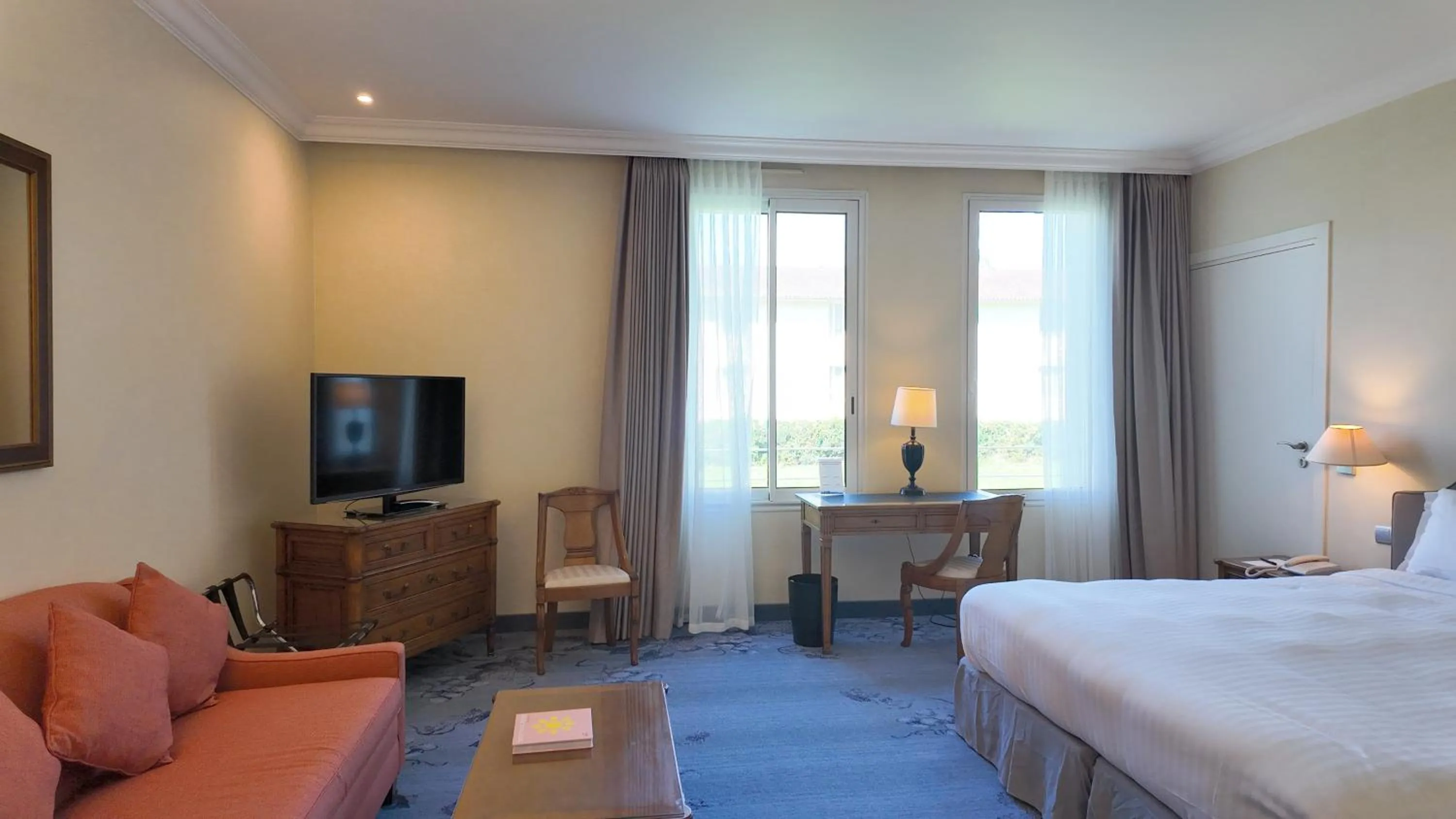 Photo of the whole room, Bed in Relais de Margaux - Hôtel, Golf & Spa