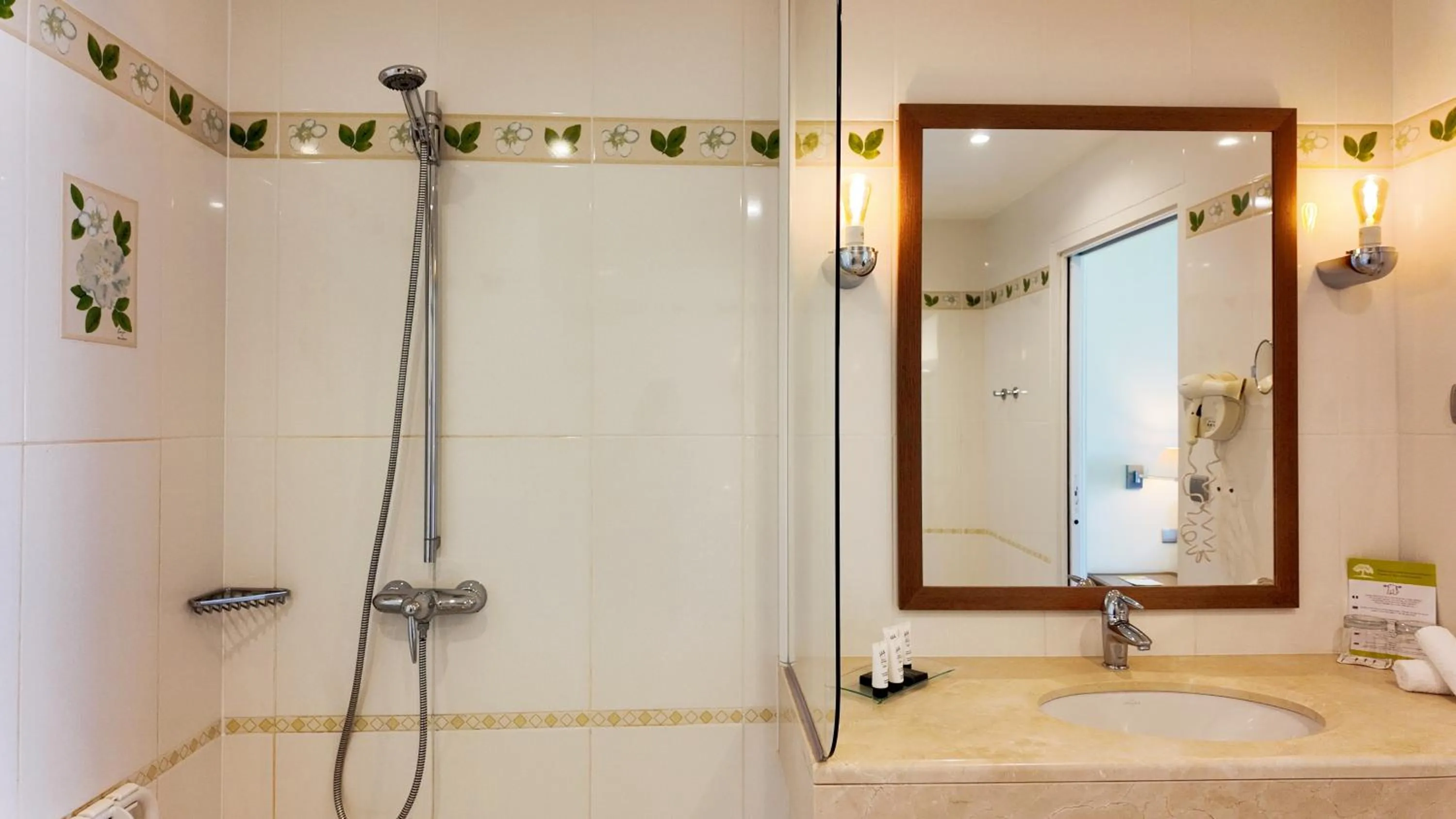 Bathroom in Relais de Margaux - Hôtel, Golf & Spa