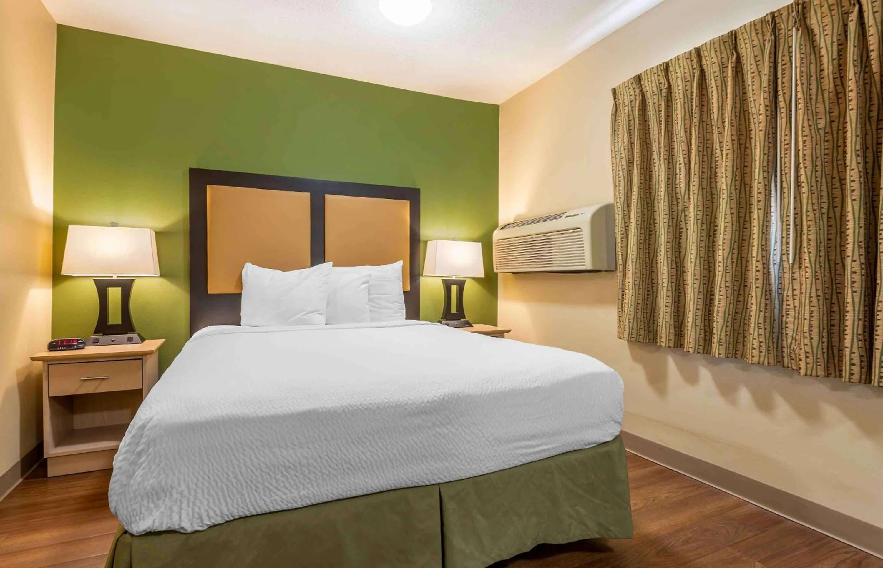 Bedroom, Bed in Studio 6 Indianapolis, IN - North Carmel