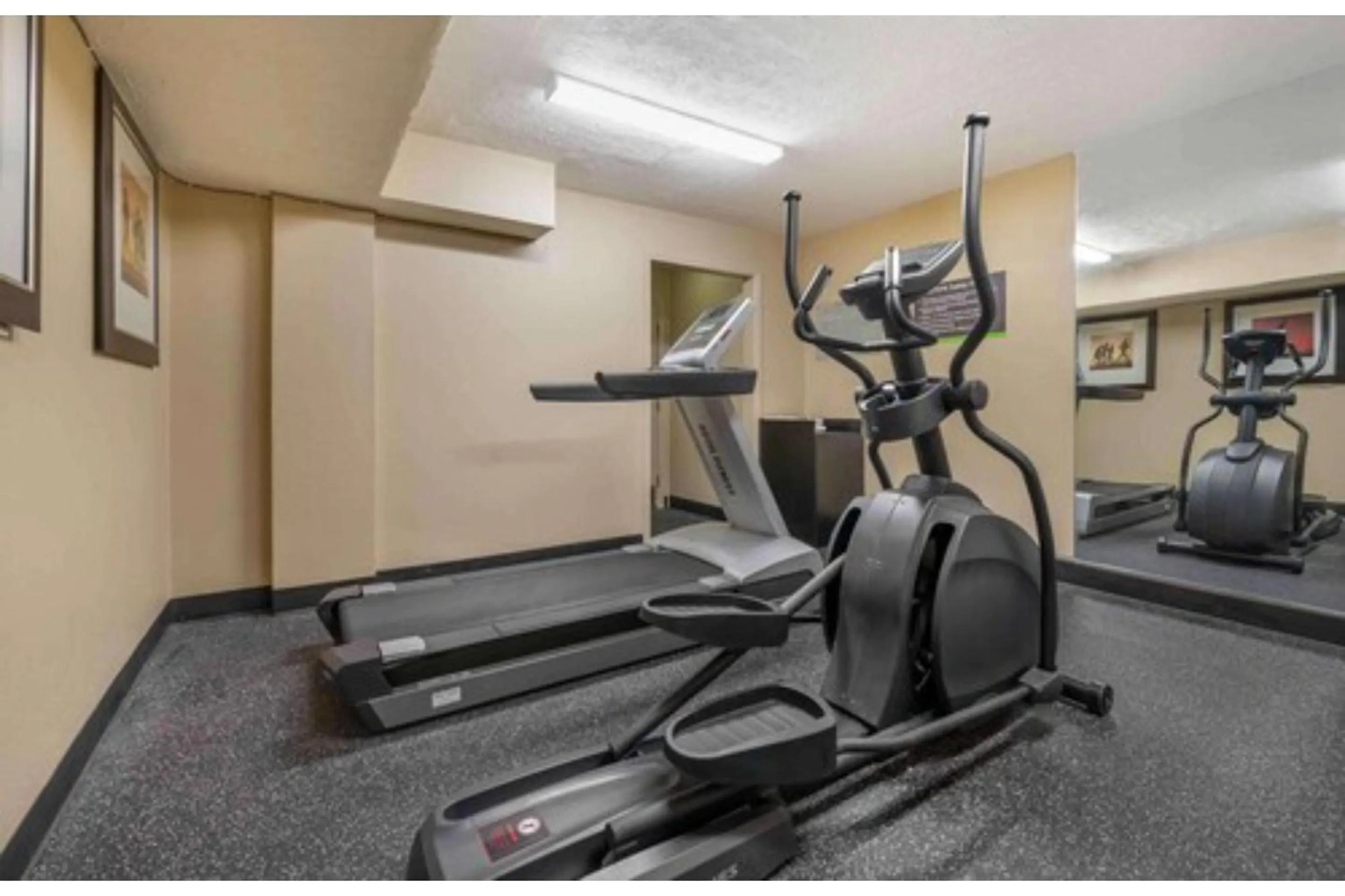 Fitness centre/facilities in Studio 6 Indianapolis, IN - North Carmel