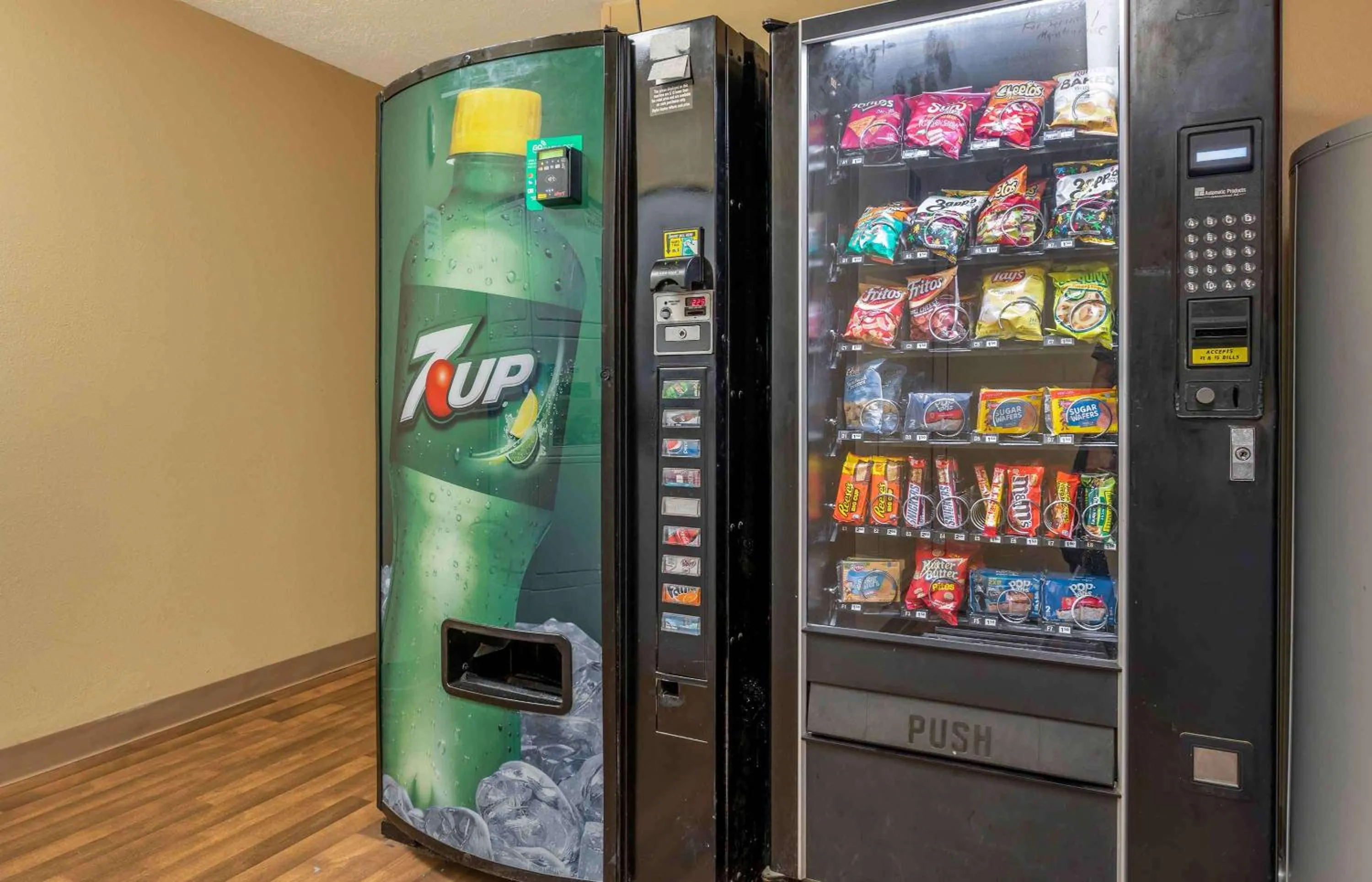 Property building in Studio 6 Indianapolis, IN - North Carmel