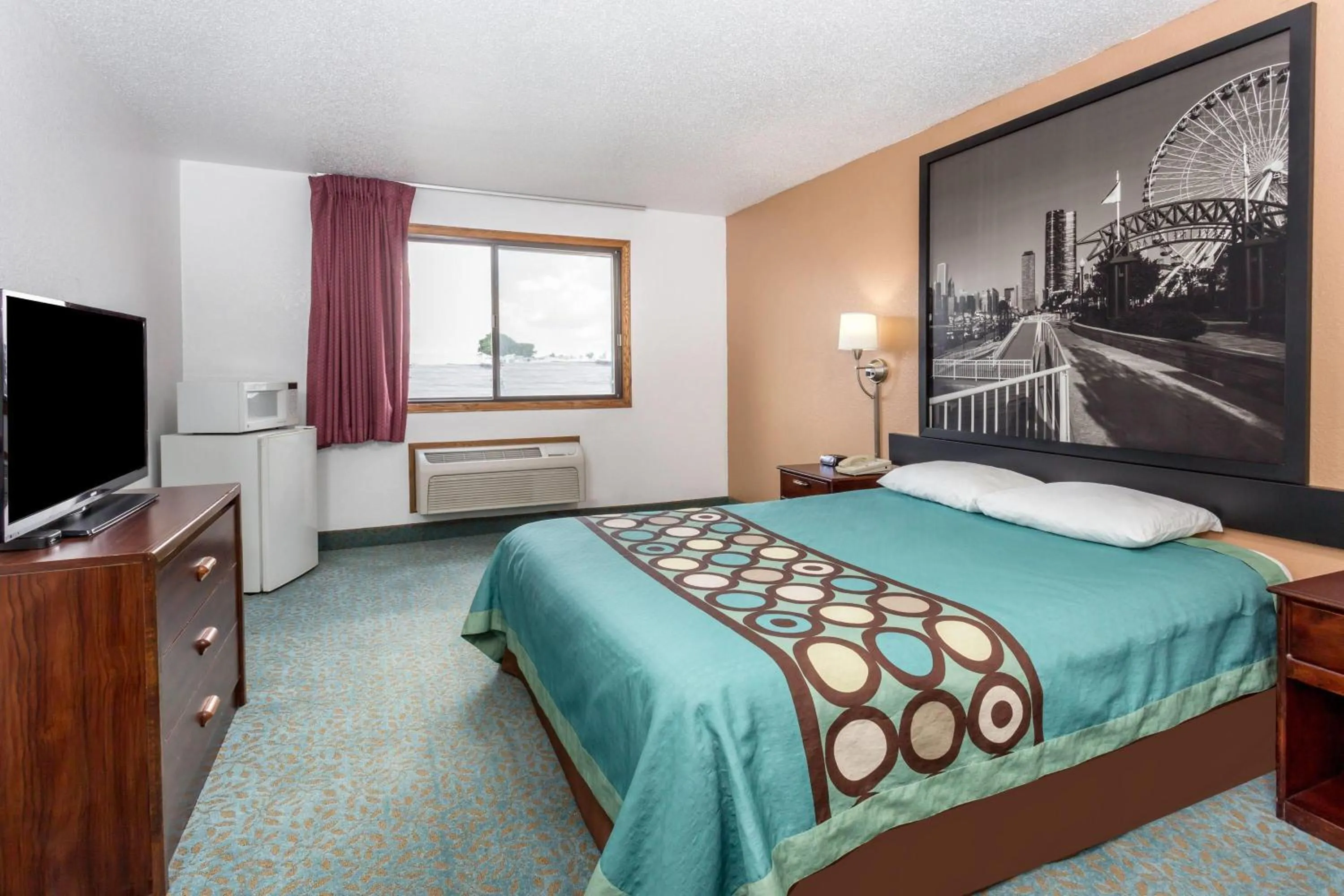 Photo of the whole room, Bed in Super 8 by Wyndham Bourbonnais/Kankakee Area