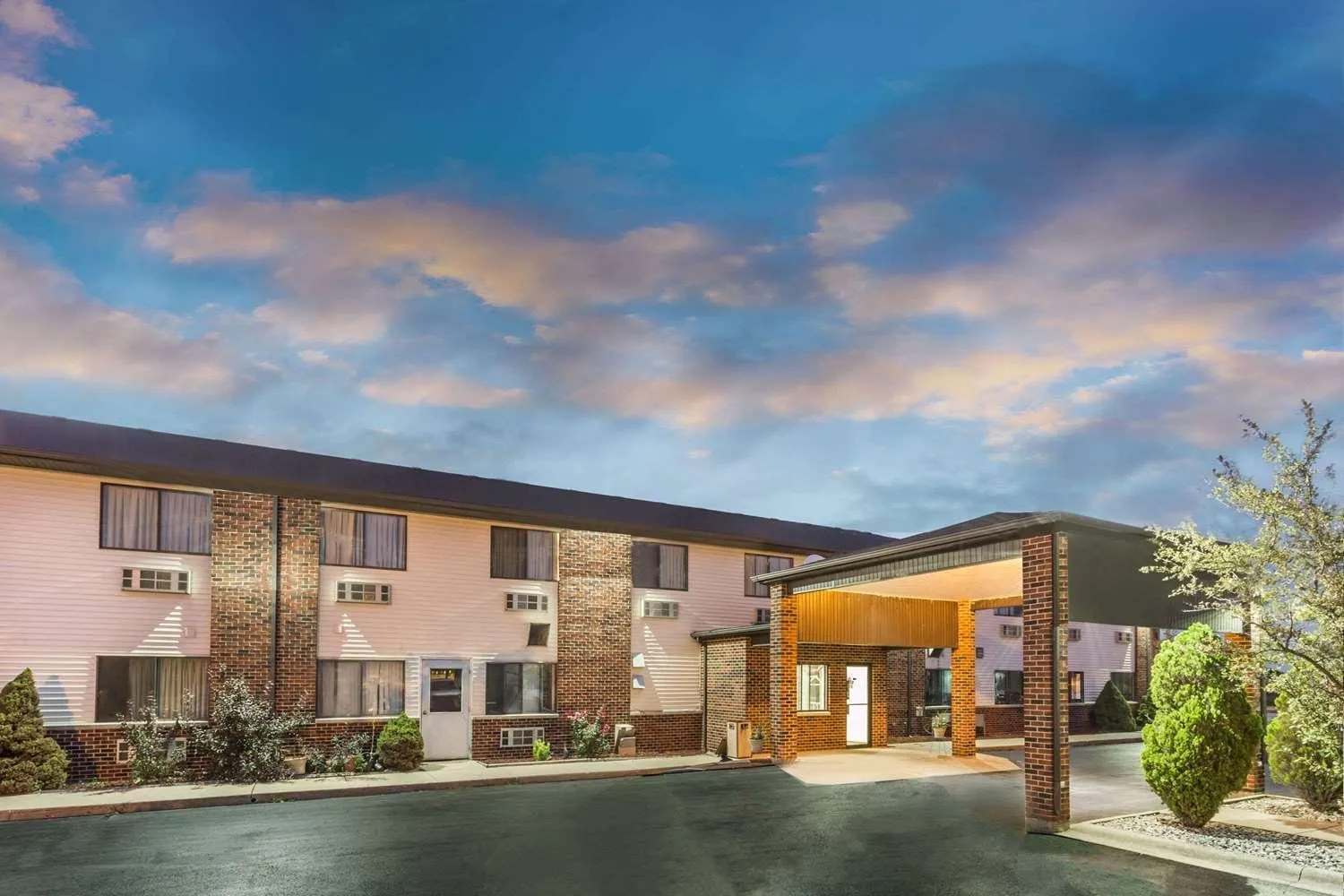 Property building in Super 8 by Wyndham Bourbonnais/Kankakee Area