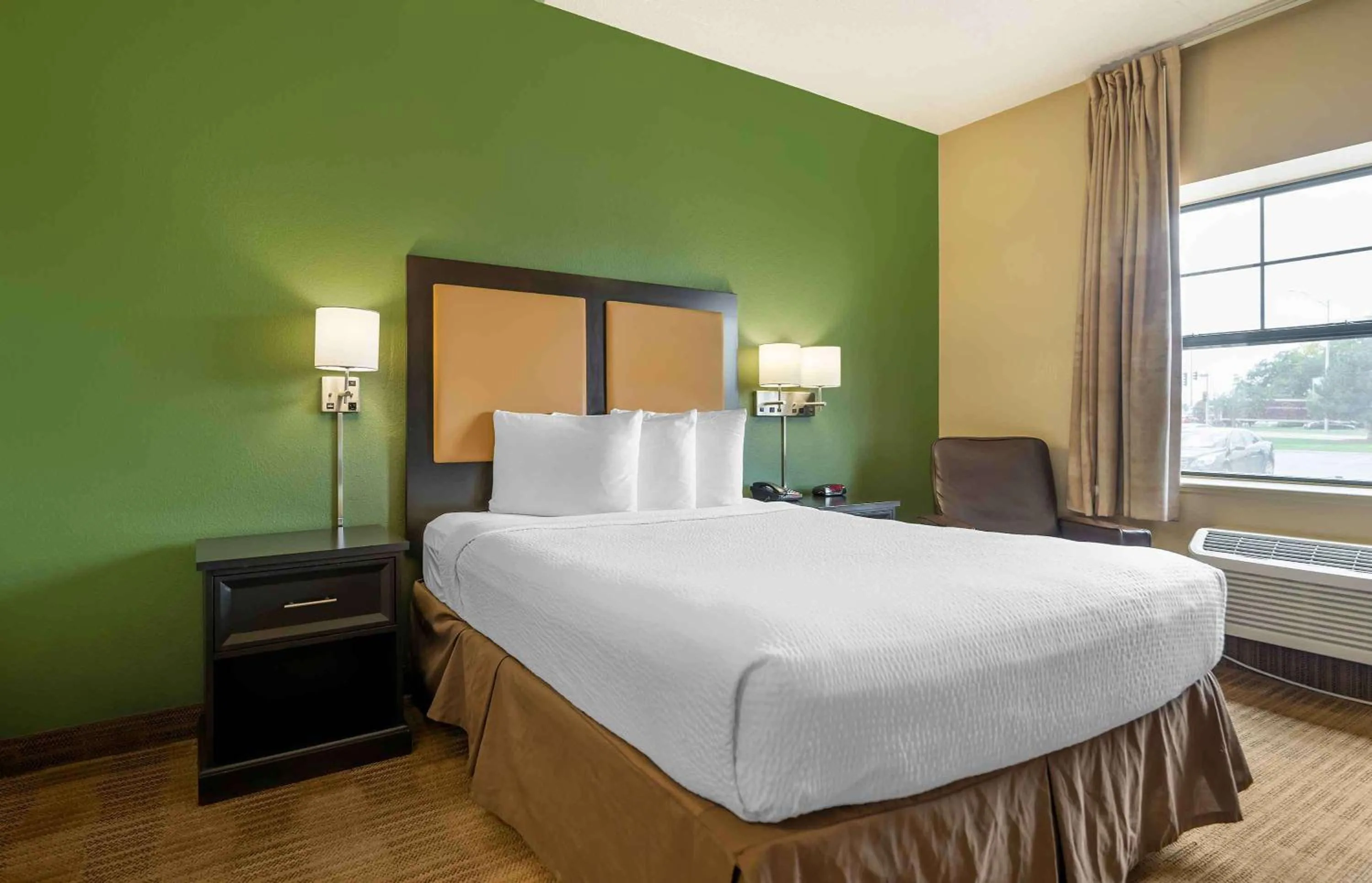 Bedroom, Bed in Extended Stay America Select Suites - Chicago - O'Hare