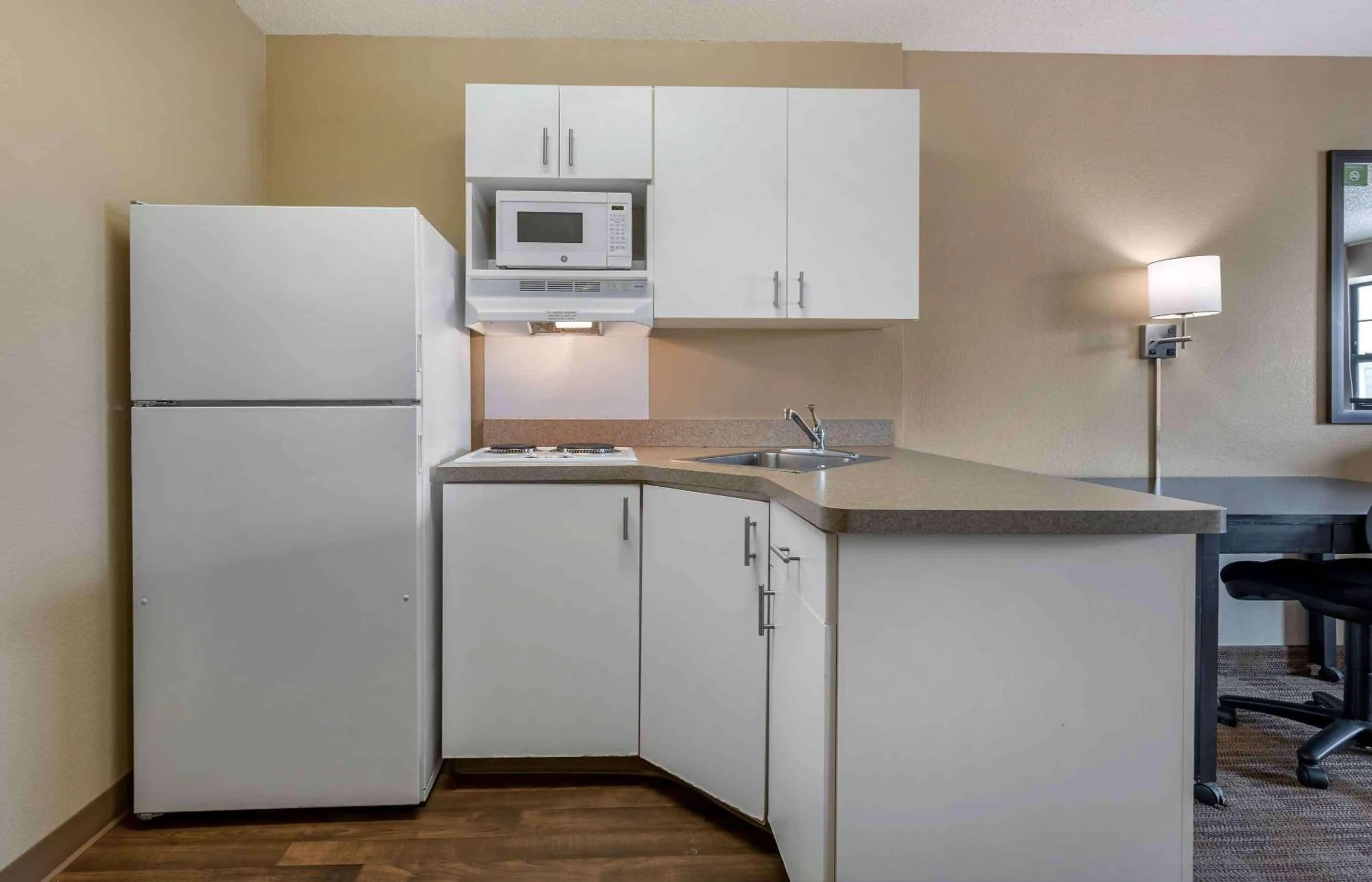 Kitchen or kitchenette in Extended Stay America Select Suites - Chicago - O'Hare