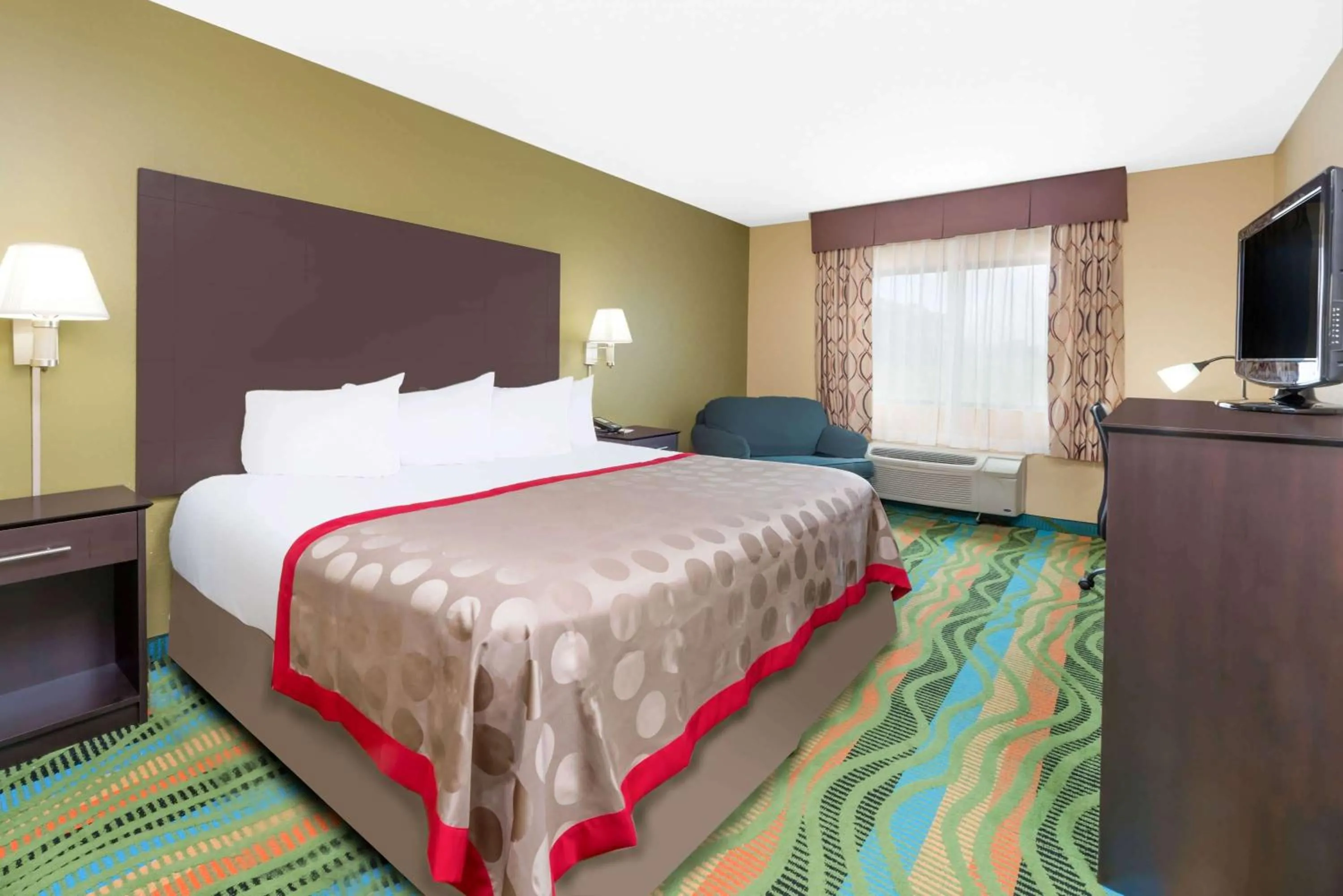 Photo of the whole room, Bed in Ramada by Wyndham Vandalia
