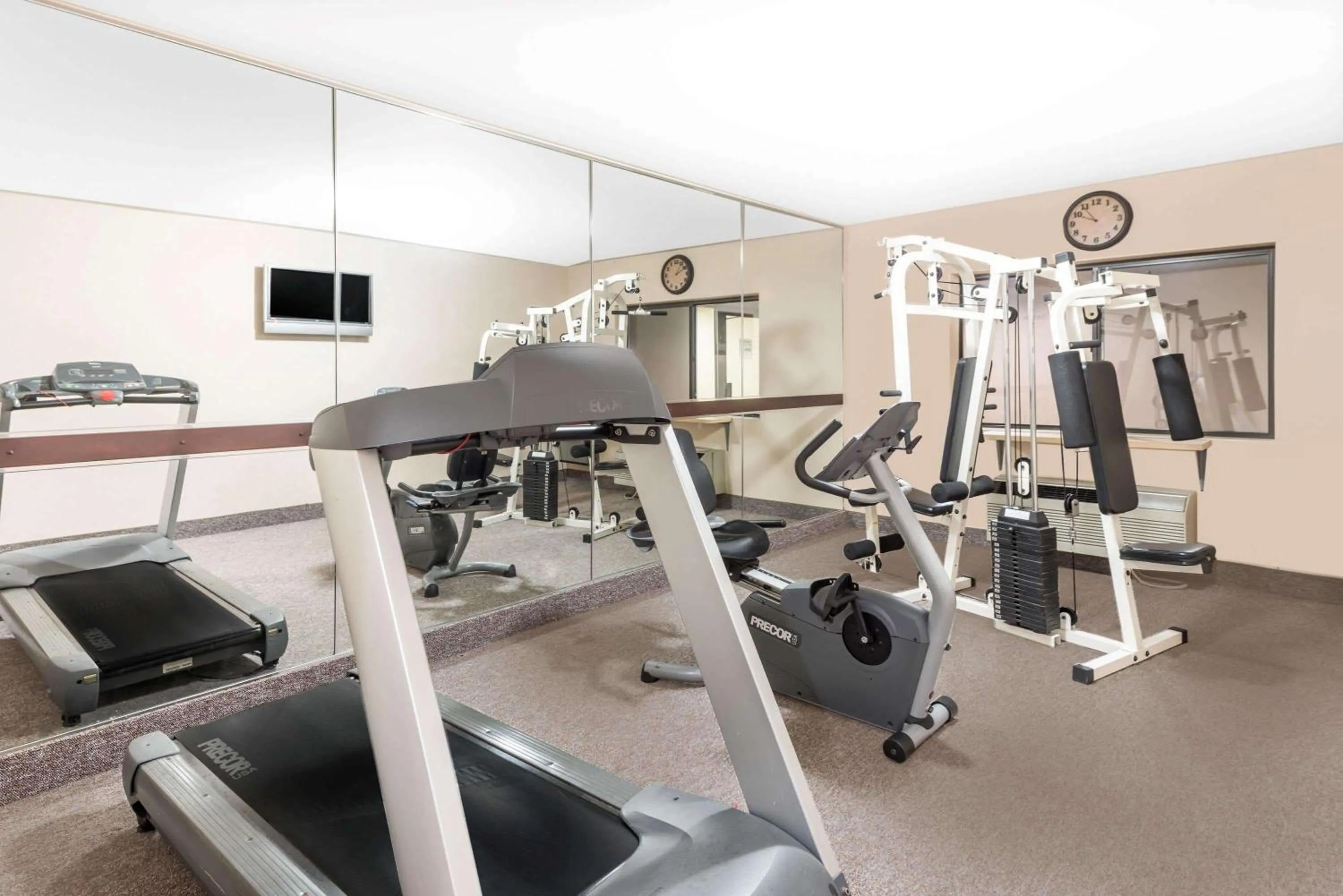 Fitness centre/facilities in Ramada by Wyndham Vandalia