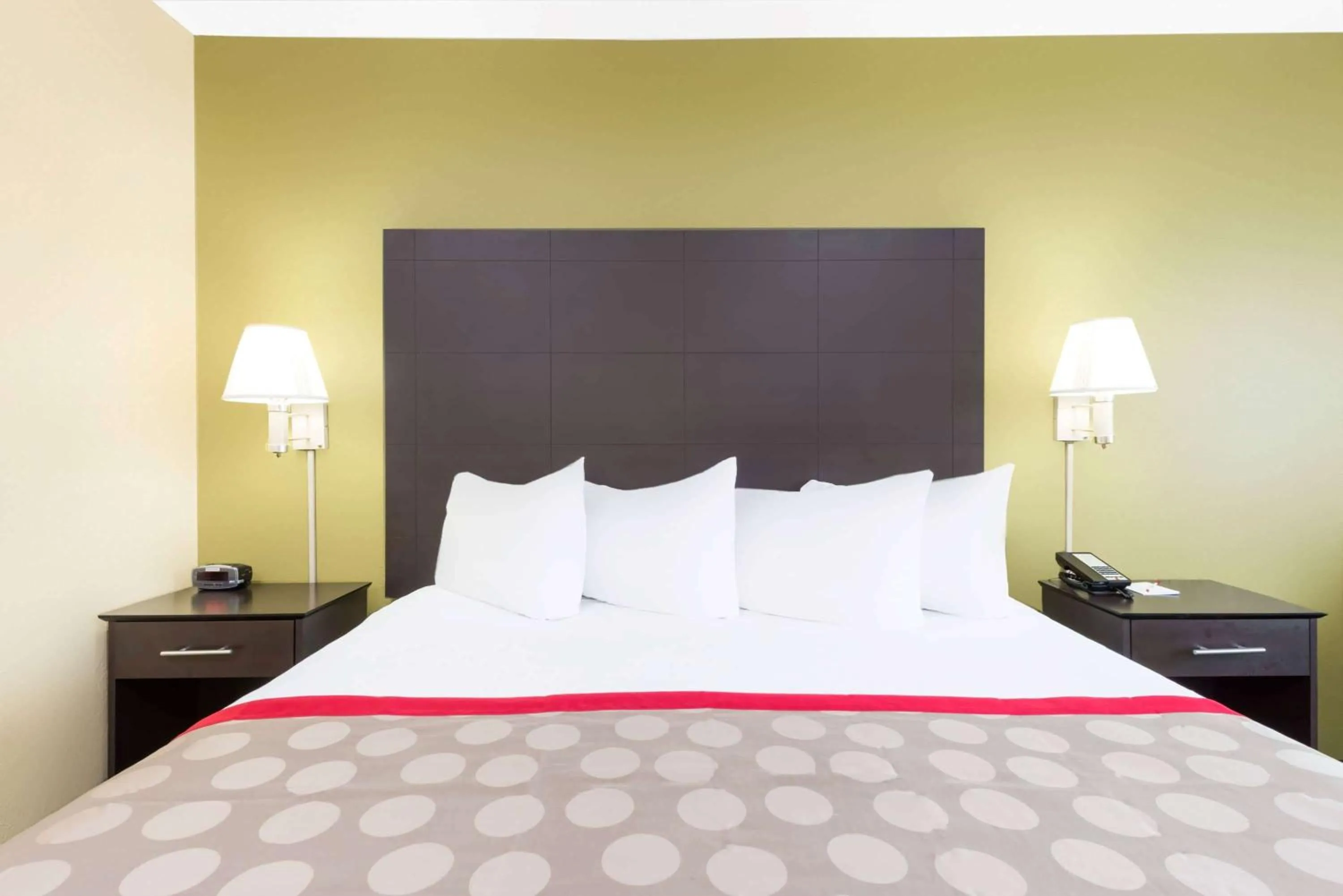 Photo of the whole room, Bed in Ramada by Wyndham Vandalia