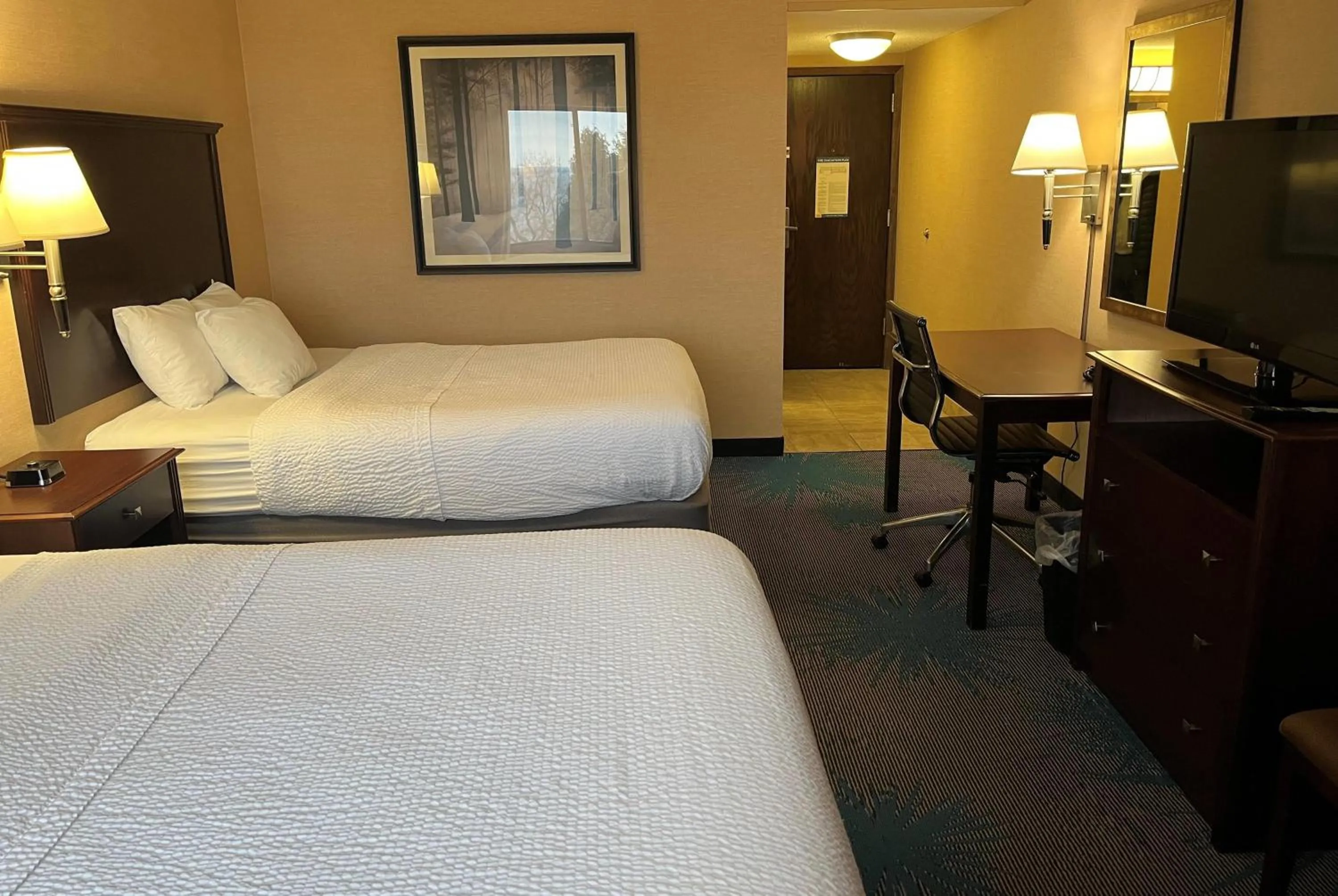 Photo of the whole room, Bed in Days Inn by Wyndham Duluth Lakewalk