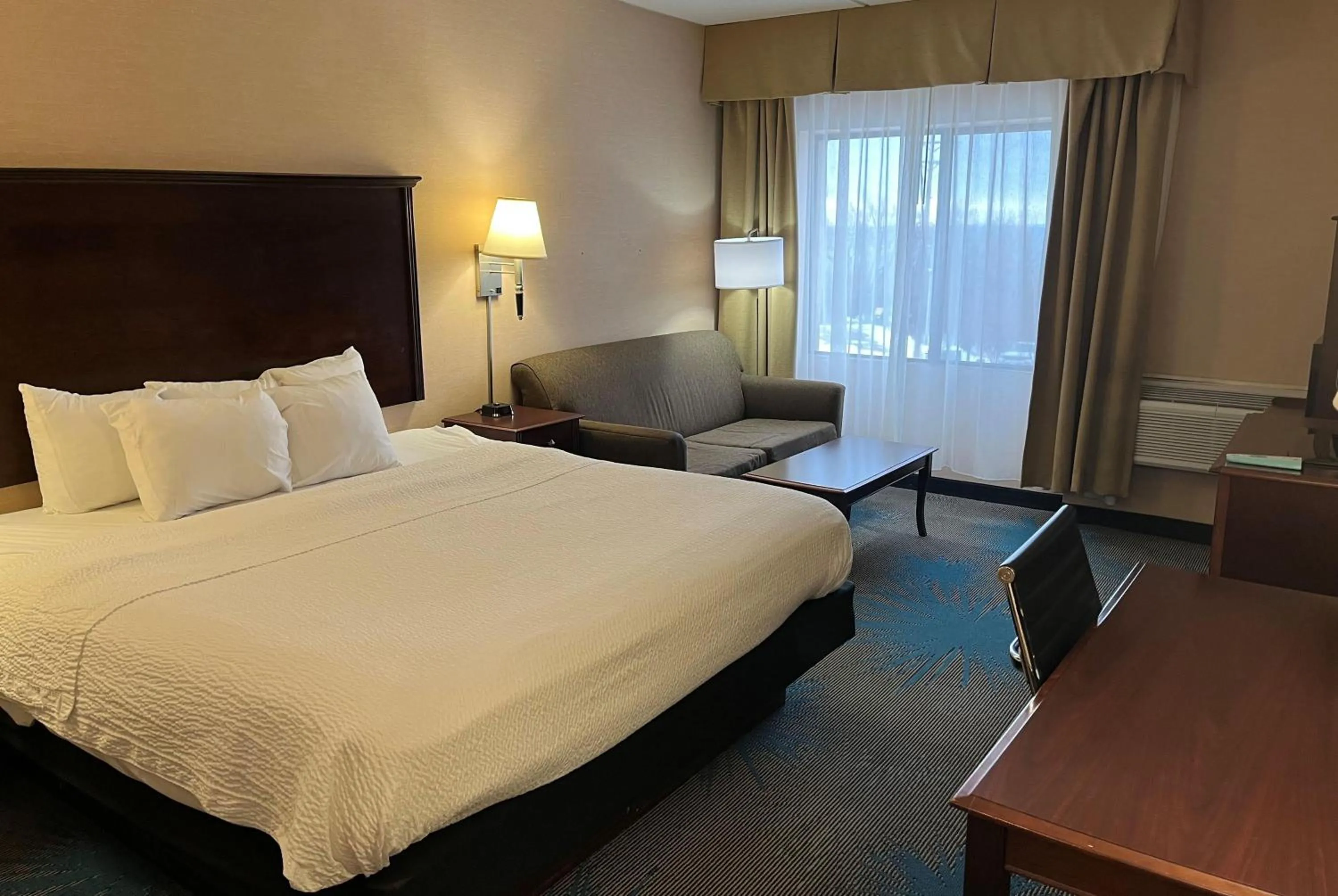 Photo of the whole room, Bed in Days Inn by Wyndham Duluth Lakewalk