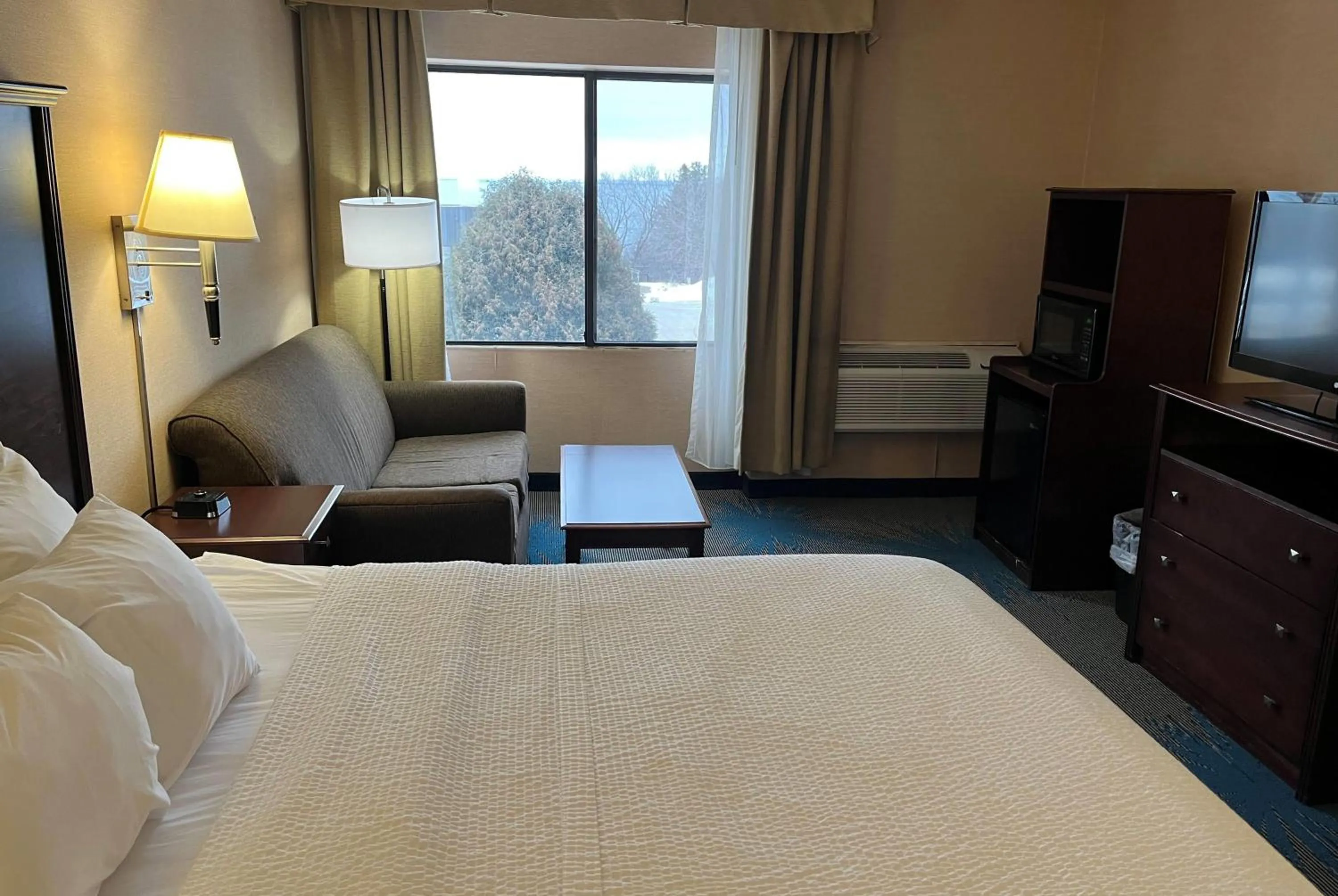 Photo of the whole room, Bed in Days Inn by Wyndham Duluth Lakewalk