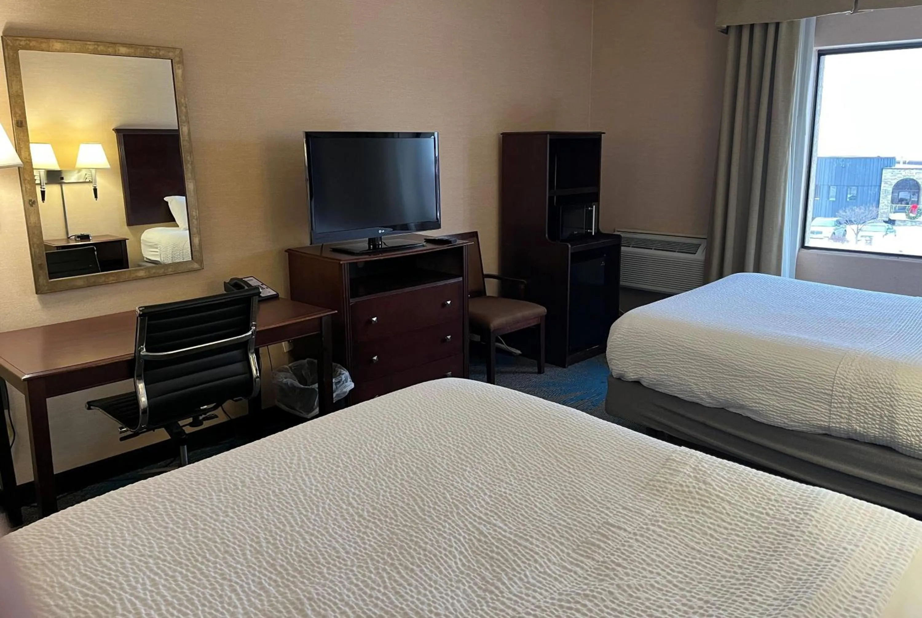 Photo of the whole room, Bed in Days Inn by Wyndham Duluth Lakewalk