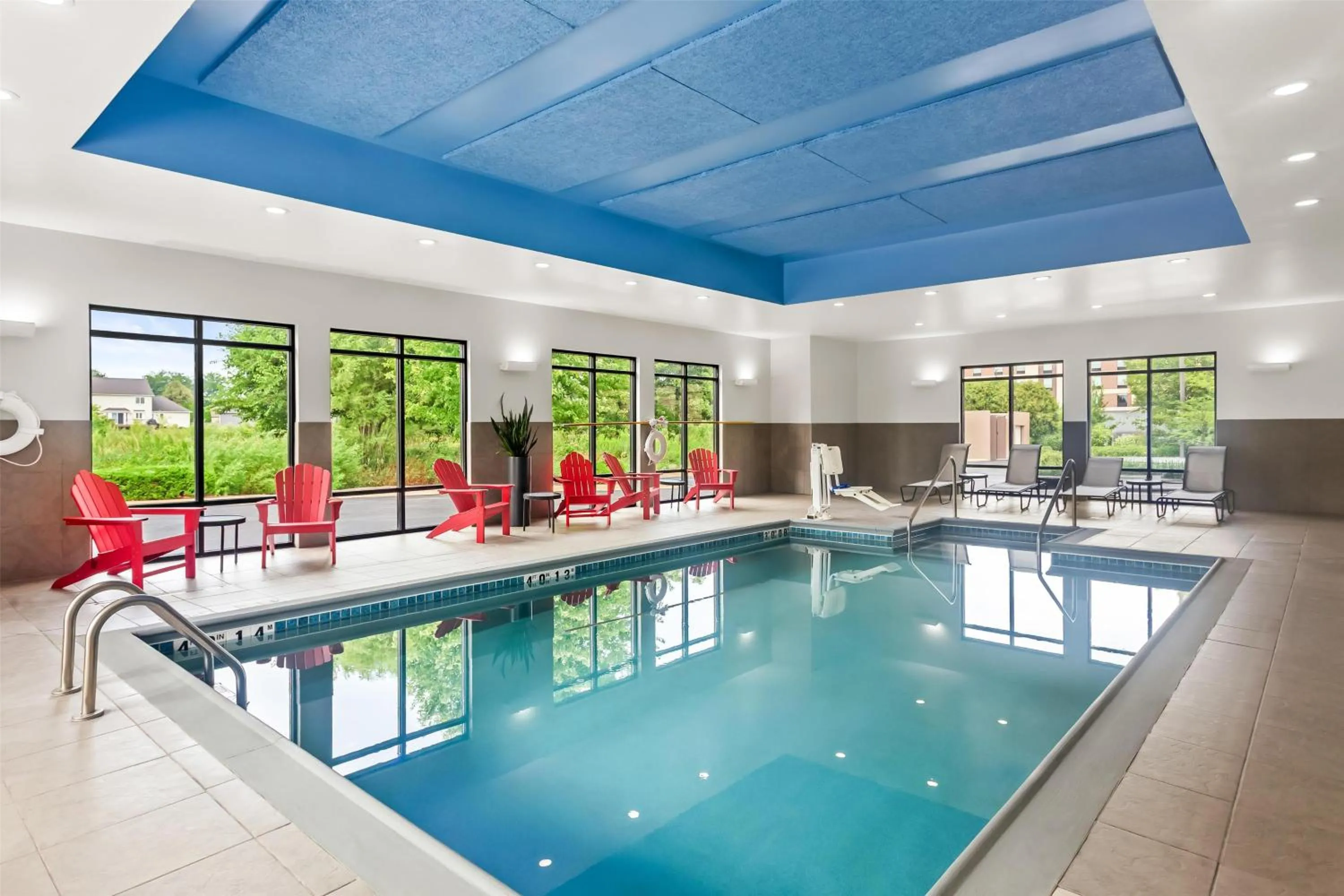 Pool view in Hampton Inn Dekalb - Near the University