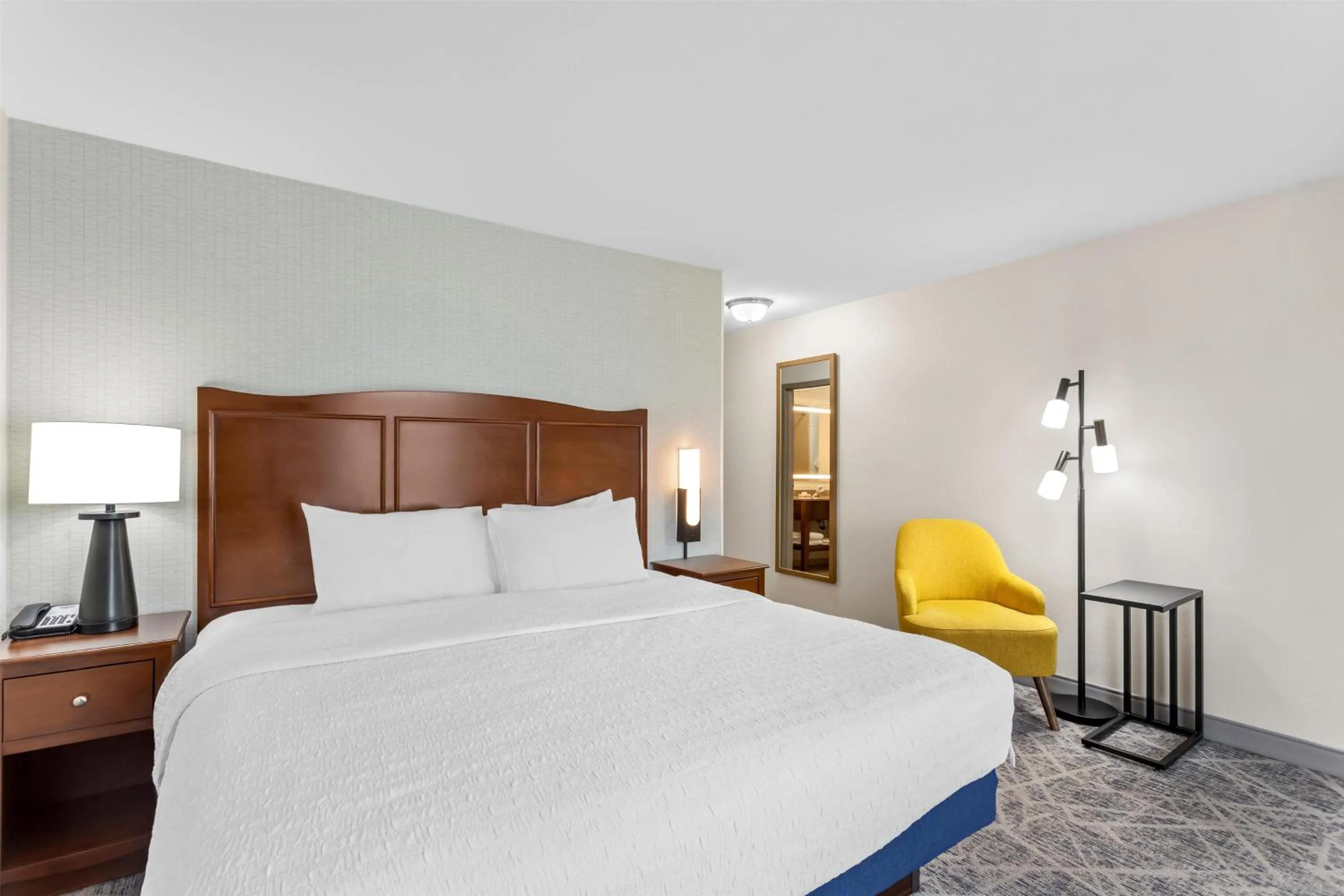 Bed in Hampton Inn Dekalb - Near the University