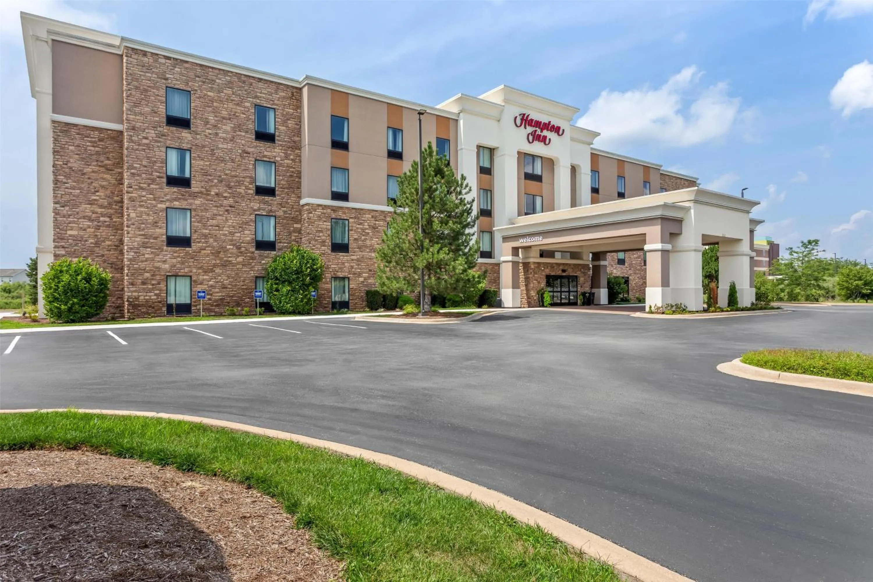Property building in Hampton Inn Dekalb - Near the University