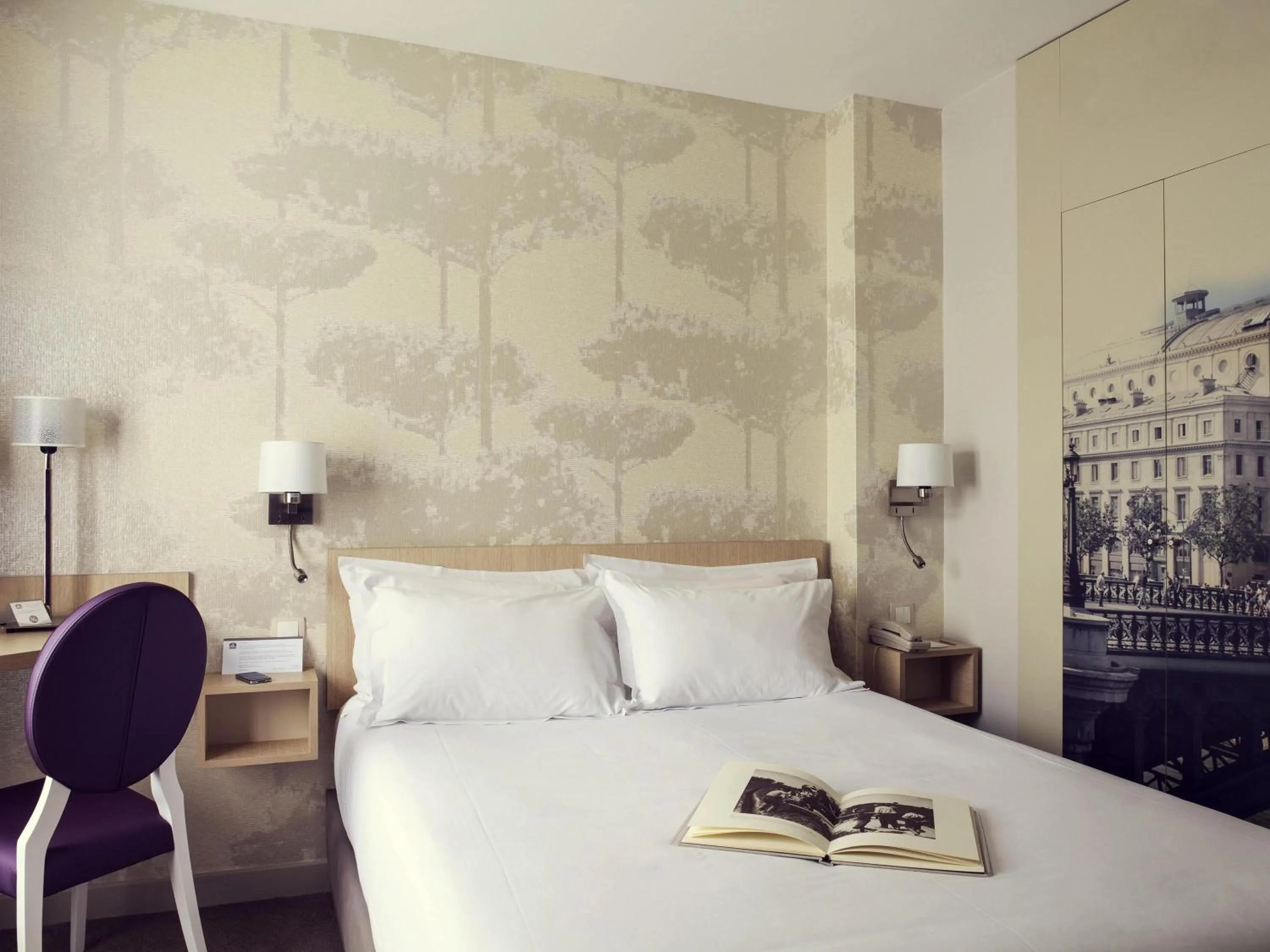 Bedroom, Bed in Mercure Paris Notre Dame Saint Germain des Prés