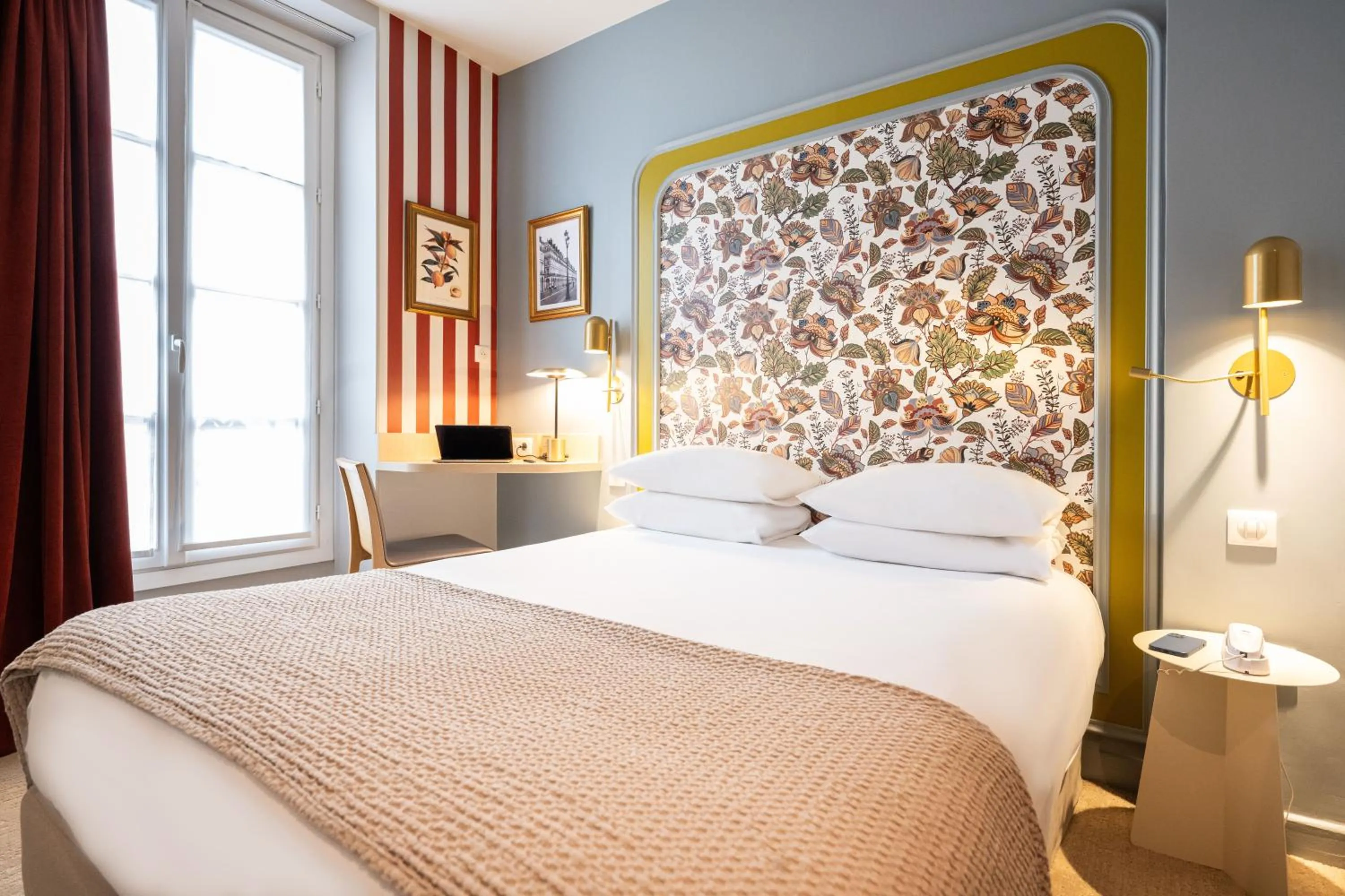 Photo of the whole room, Bed in Mercure Paris Notre Dame Saint Germain des Prés