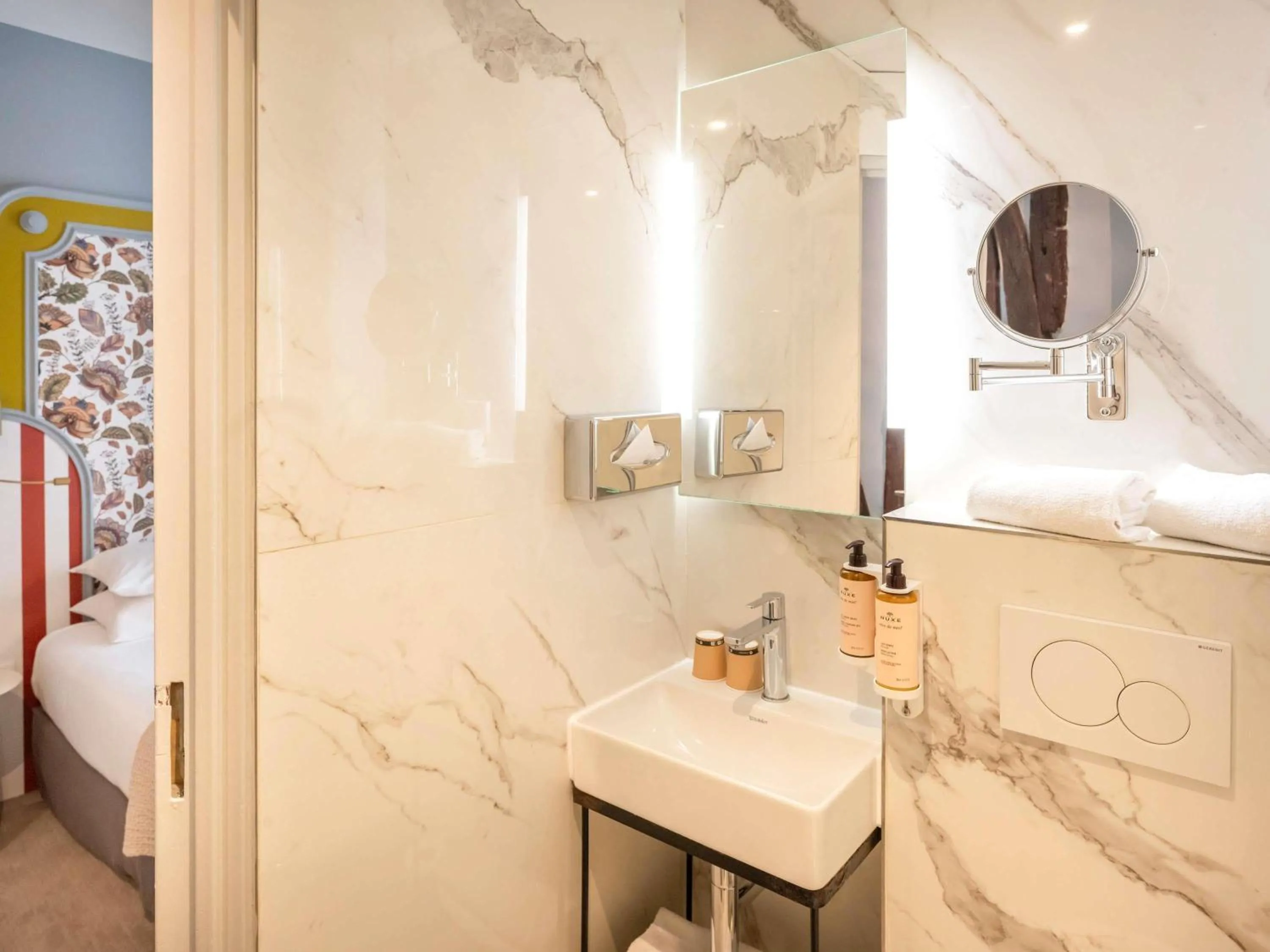 Bedroom in Mercure Paris Notre Dame Saint Germain des Prés