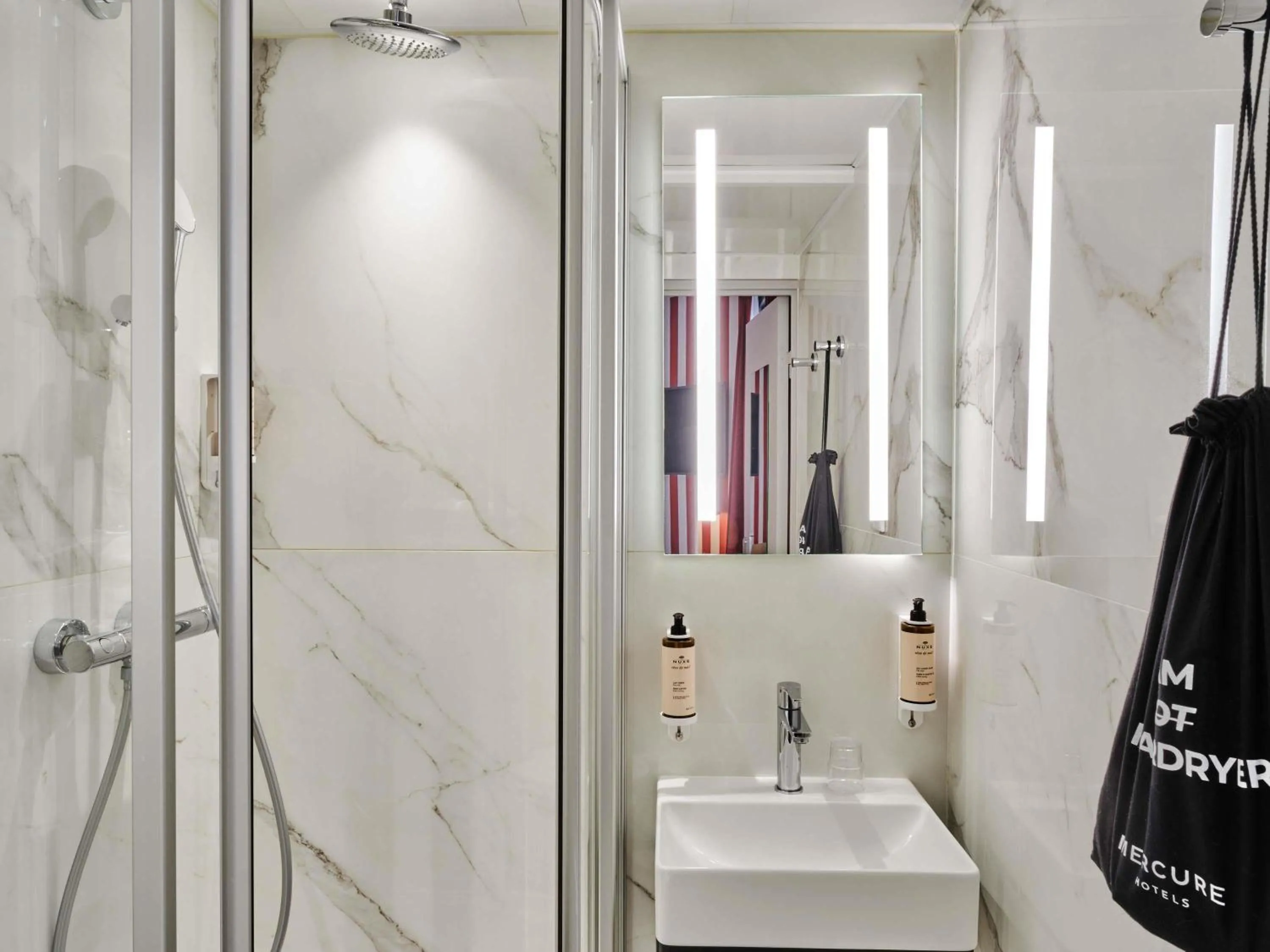 Bedroom in Mercure Paris Notre Dame Saint Germain des Prés