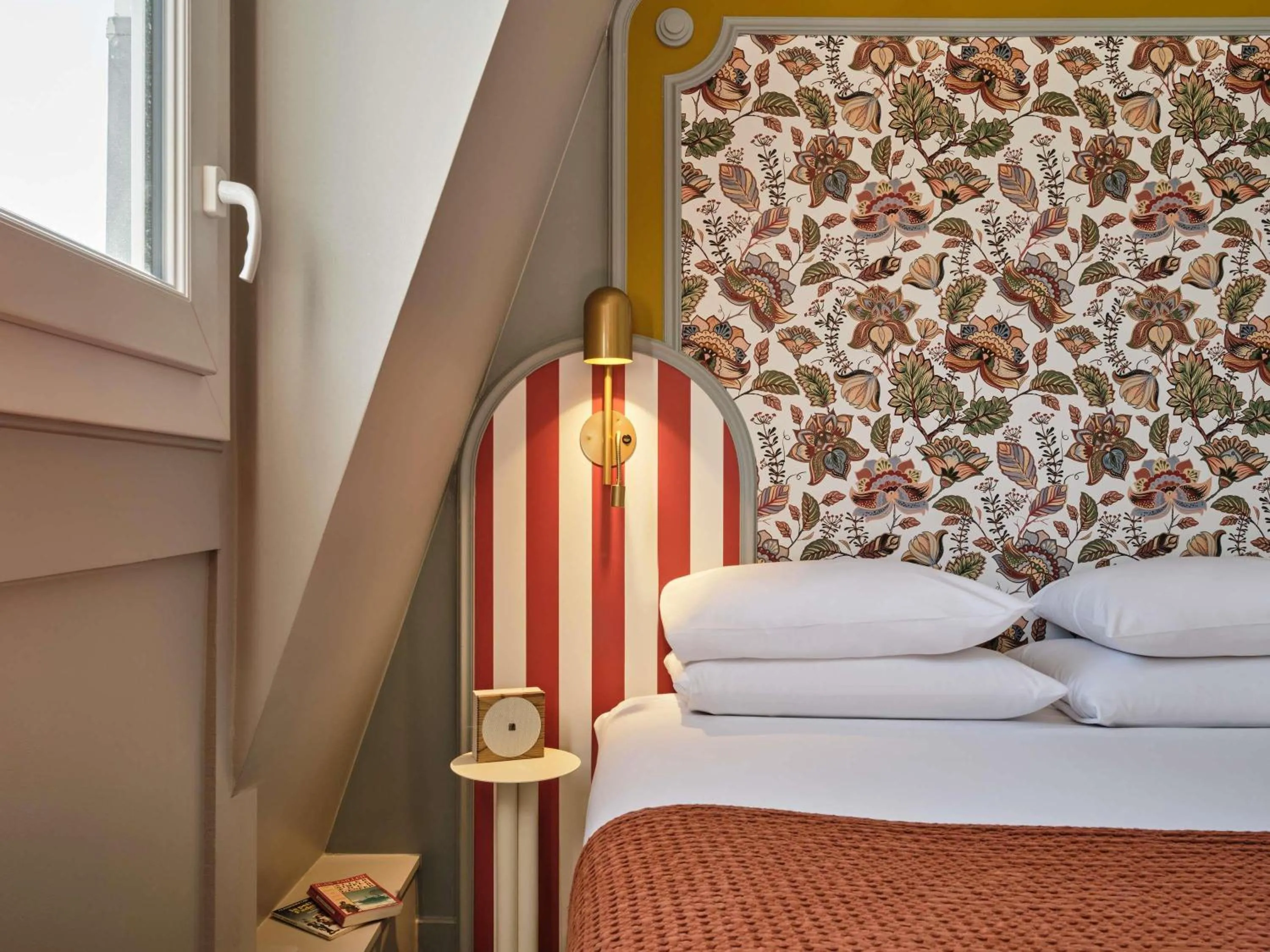 Bedroom, Bed in Mercure Paris Notre Dame Saint Germain des Prés