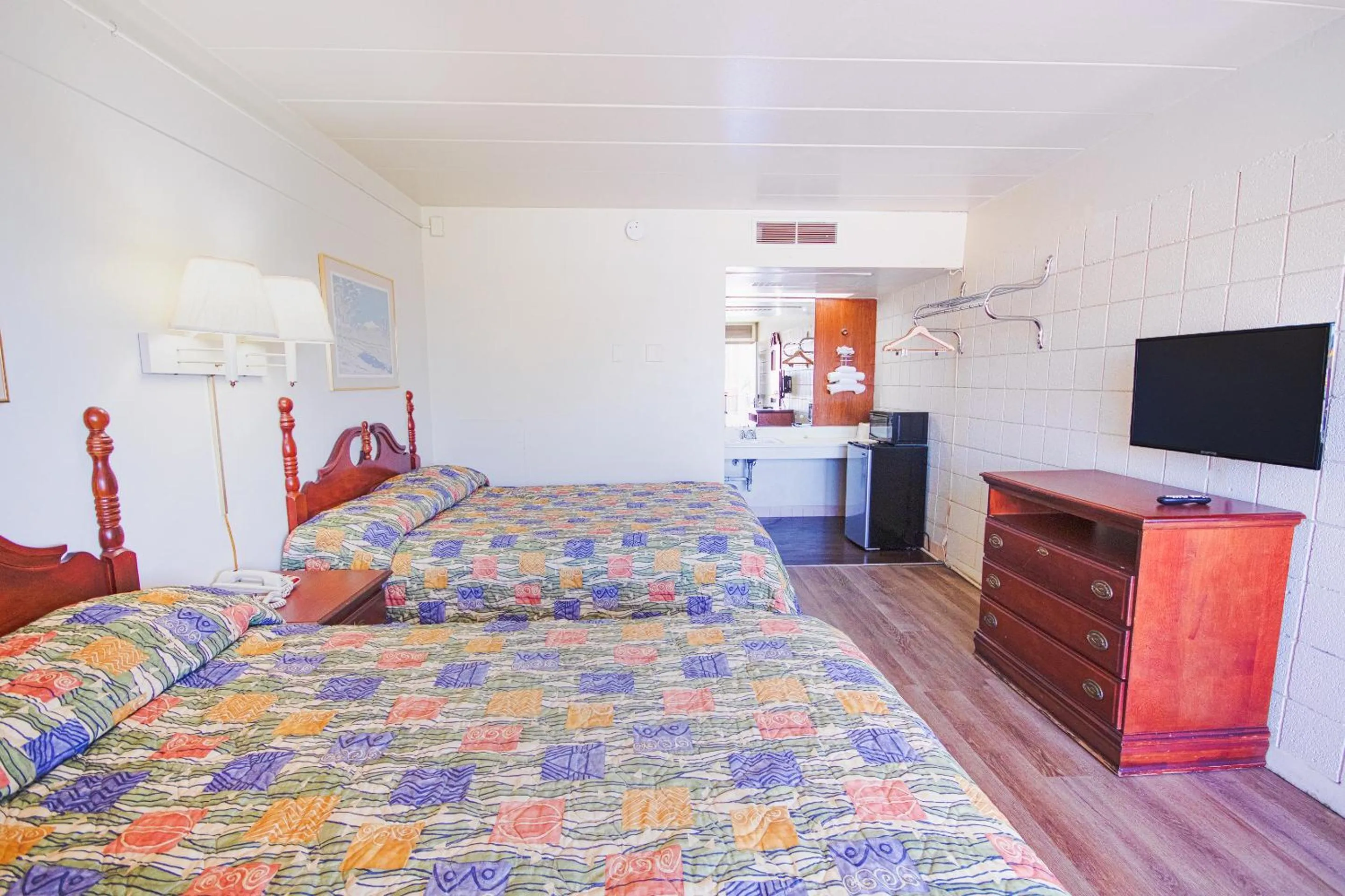 Bedroom, TV/Entertainment Center in Centralia Motel near Downtown by OYO