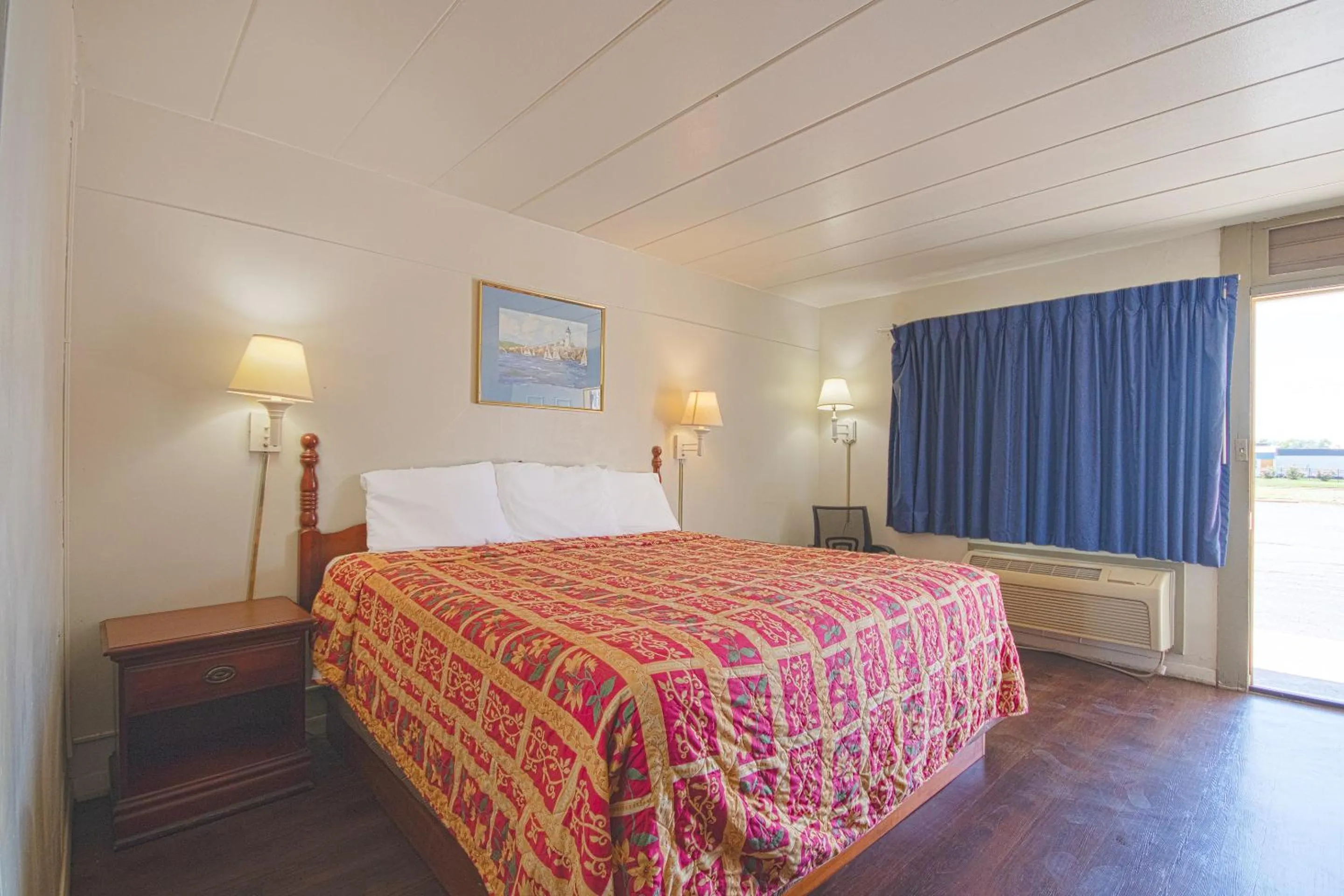 Bedroom in Centralia Motel near Downtown by OYO