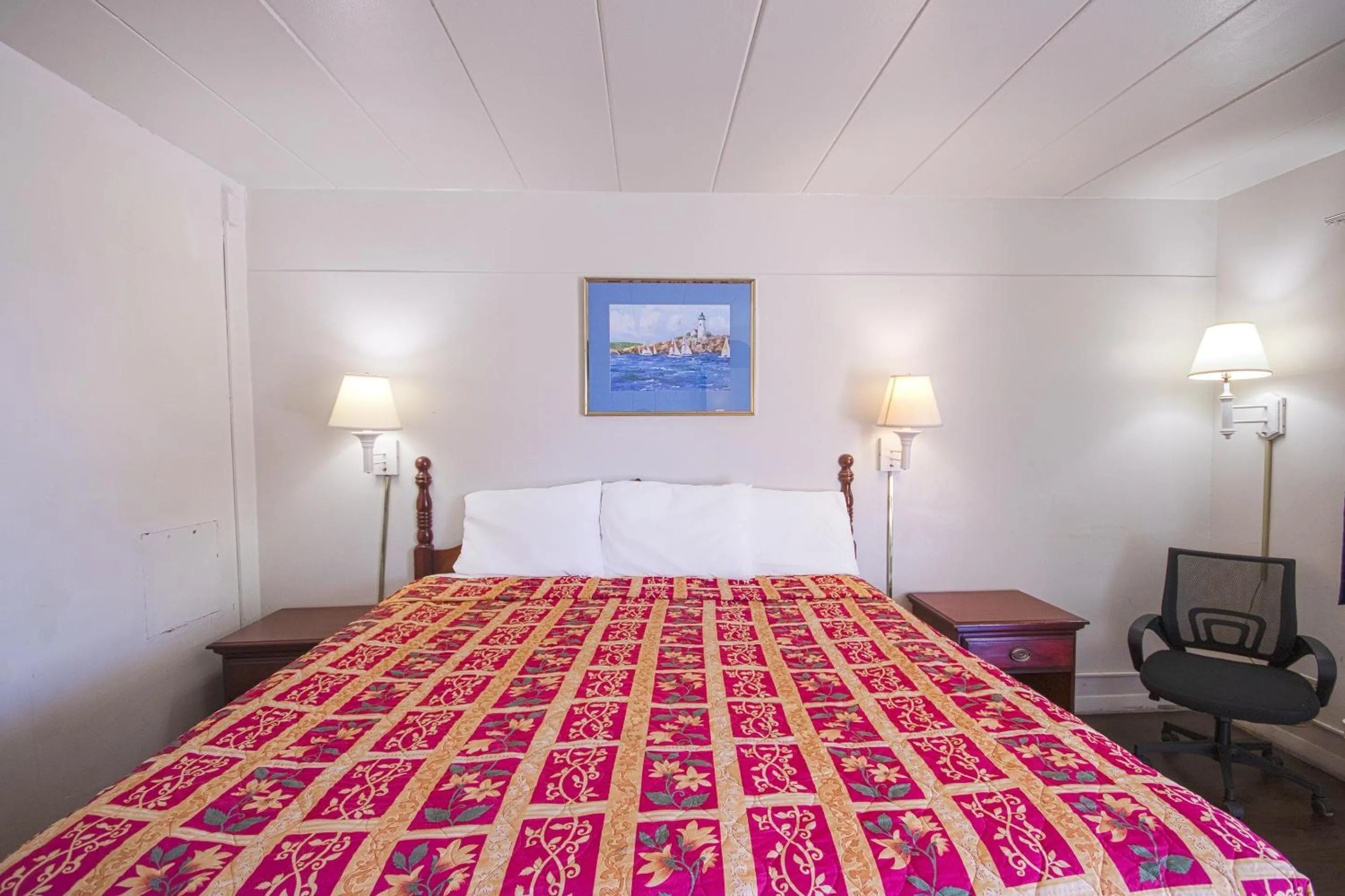 Bedroom in Centralia Motel near Downtown by OYO