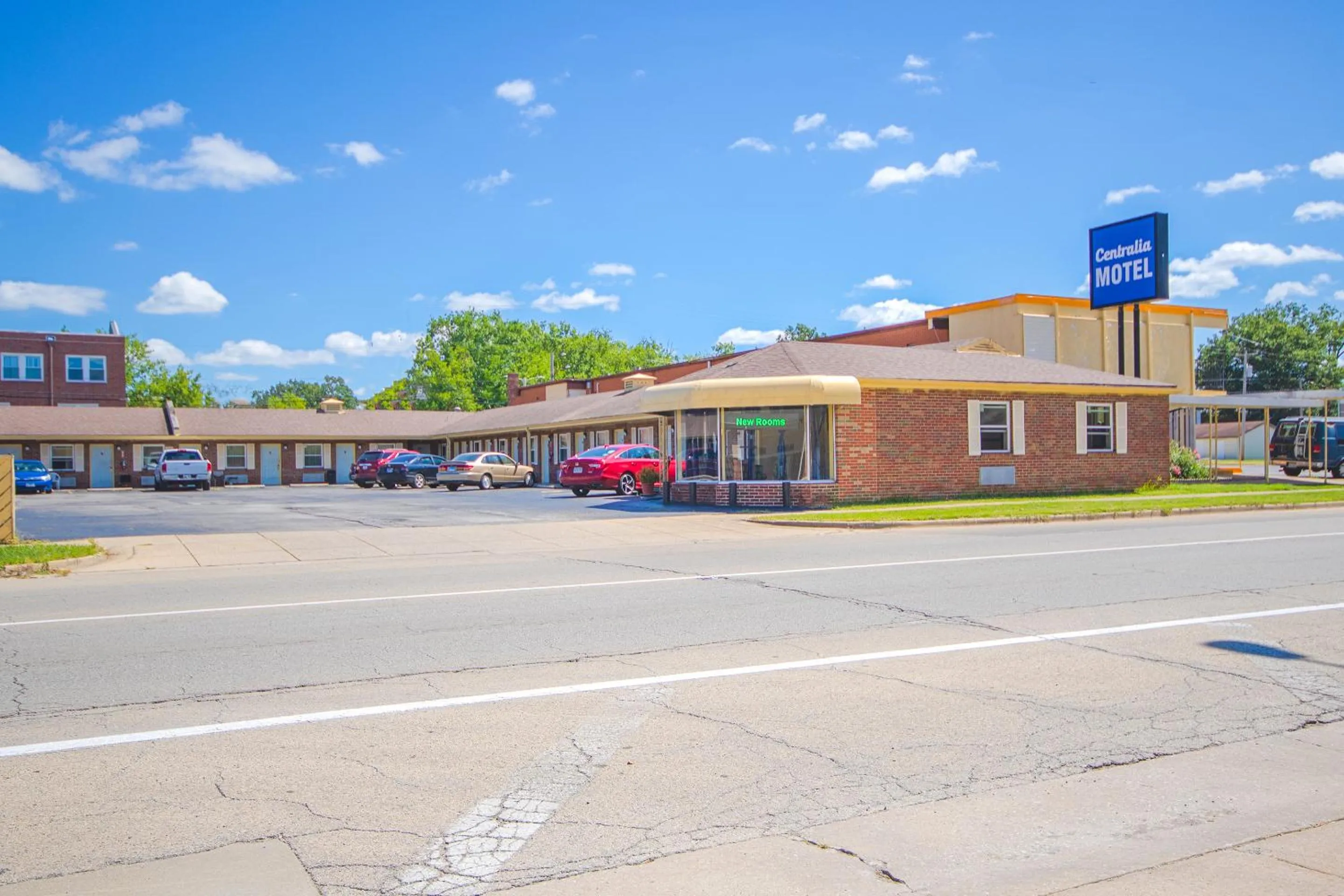 Property Building in Centralia Motel near Downtown by OYO