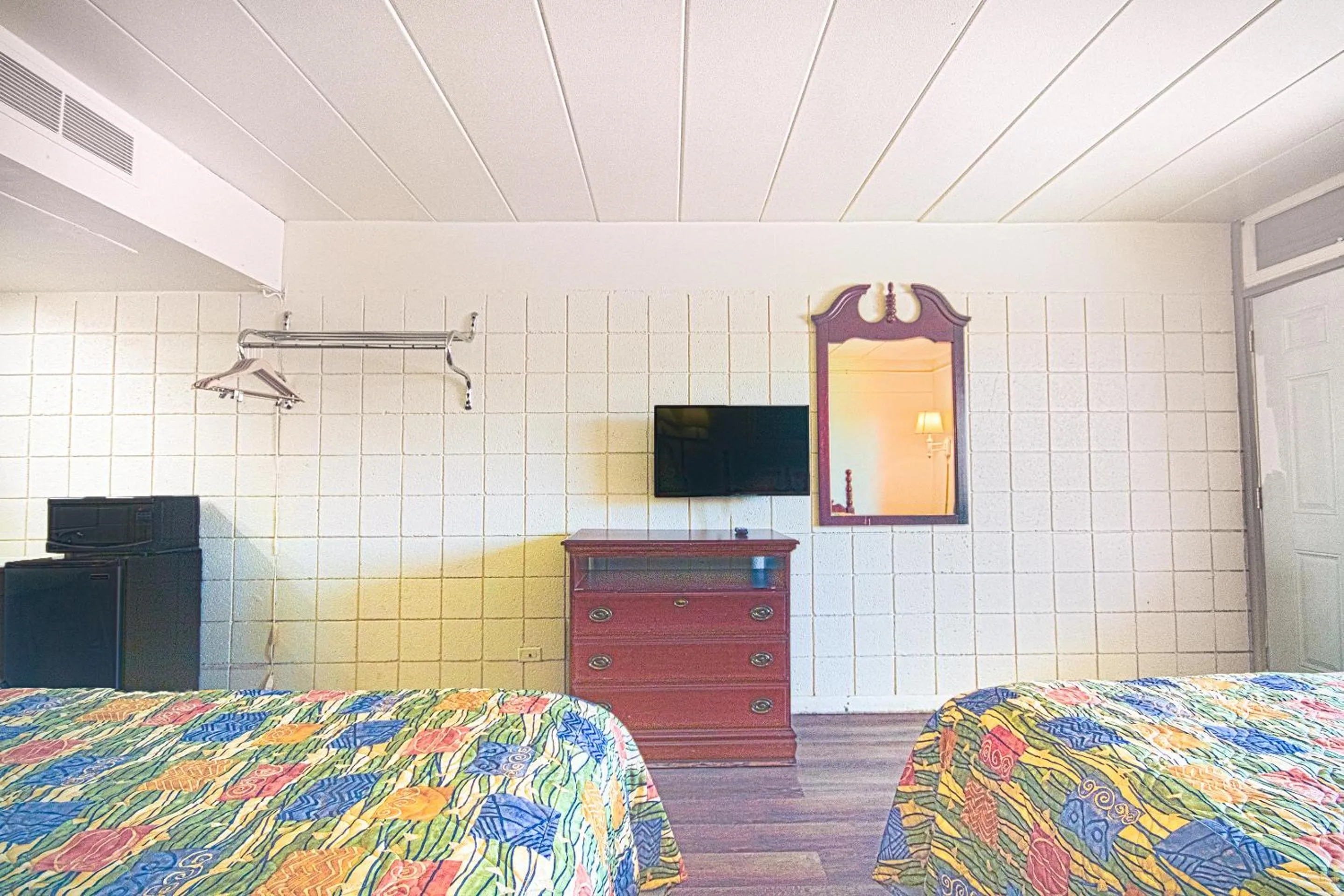 Bedroom, TV/Entertainment Center in Centralia Motel near Downtown by OYO