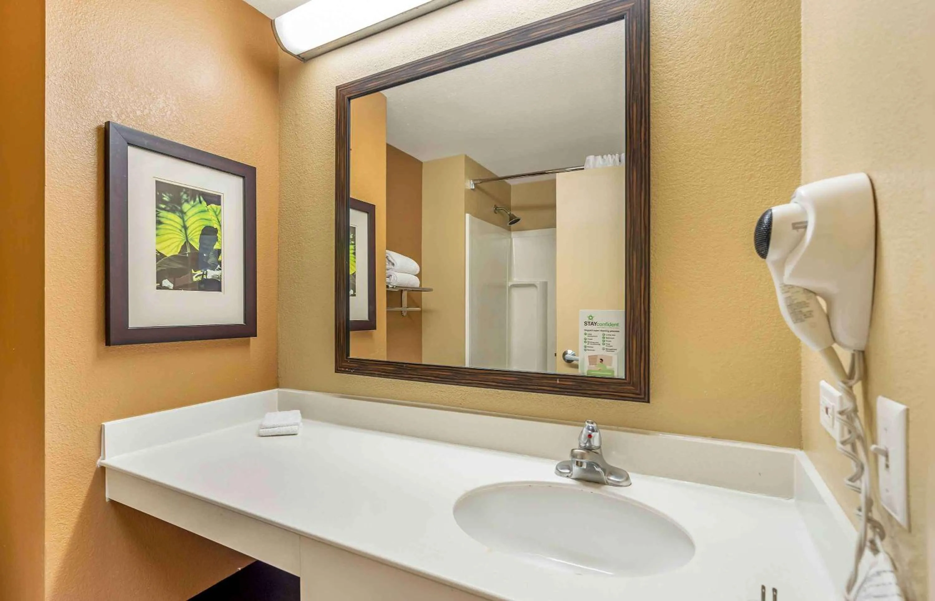 Bathroom in Extended Stay America Select Suites - Chicago - Vernon Hills - Lincolnshire